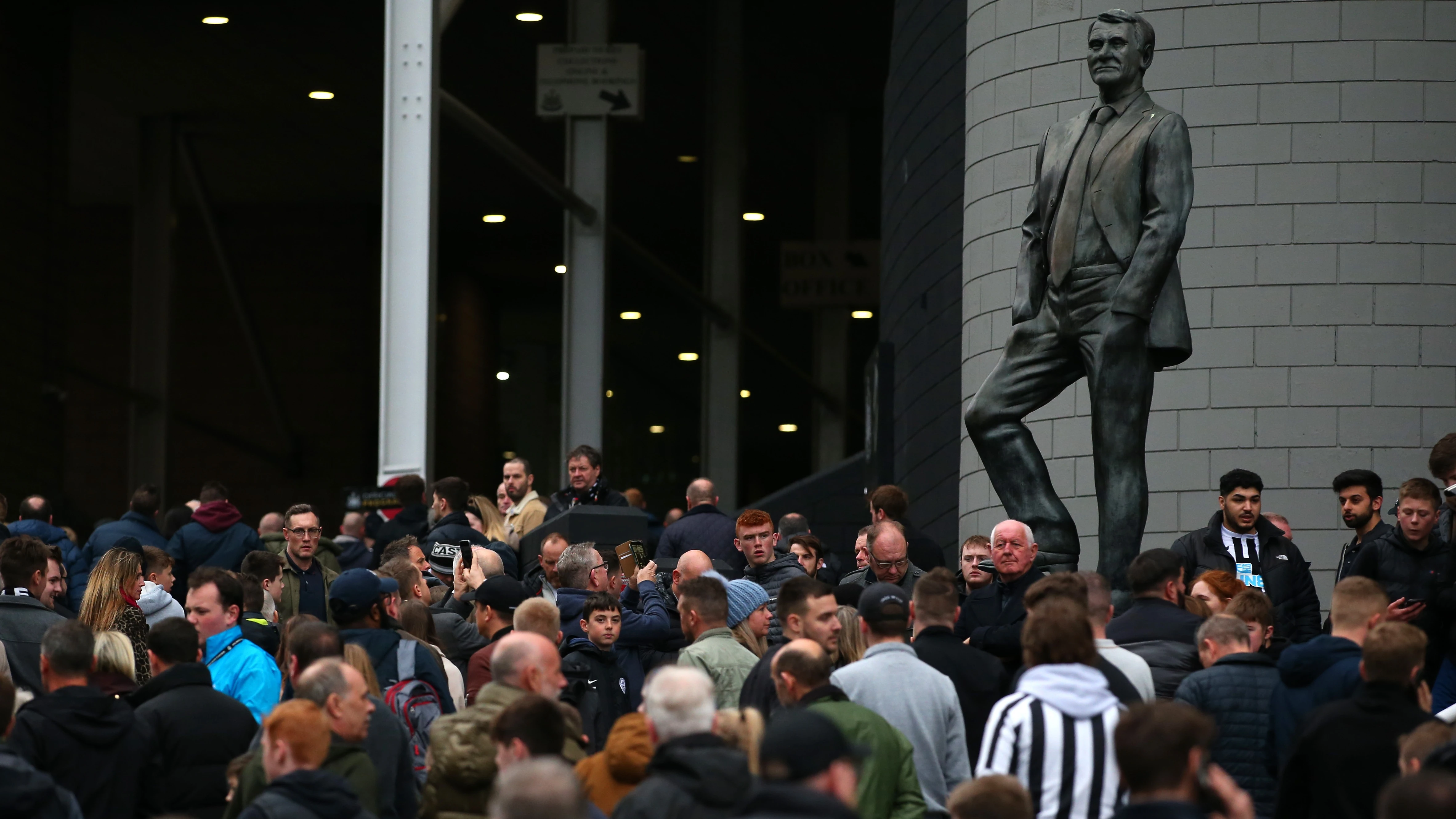 sir-bobby-robson-statue-crowd