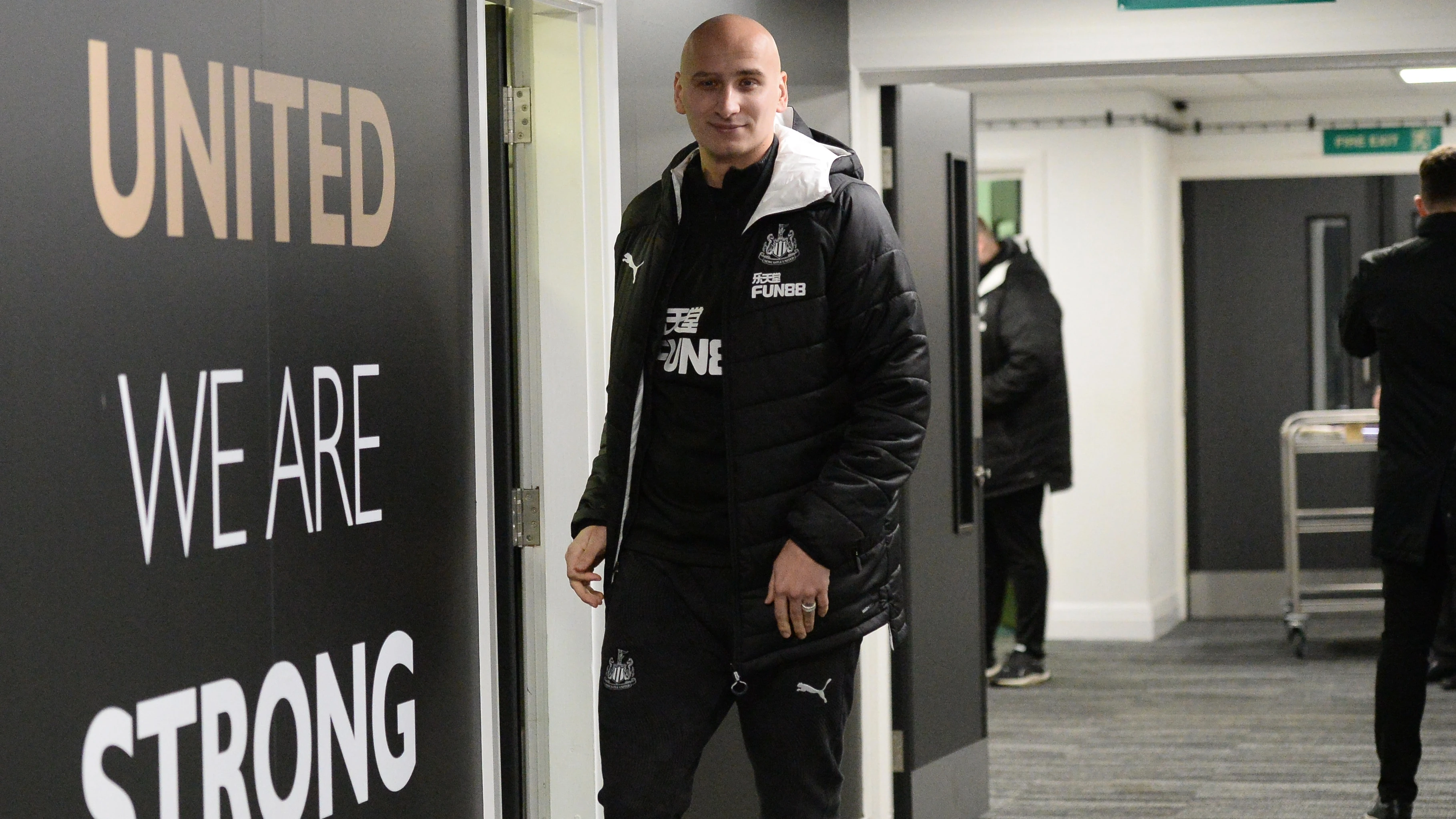 jonjo-shelvey-arrives-united-we-are-strong