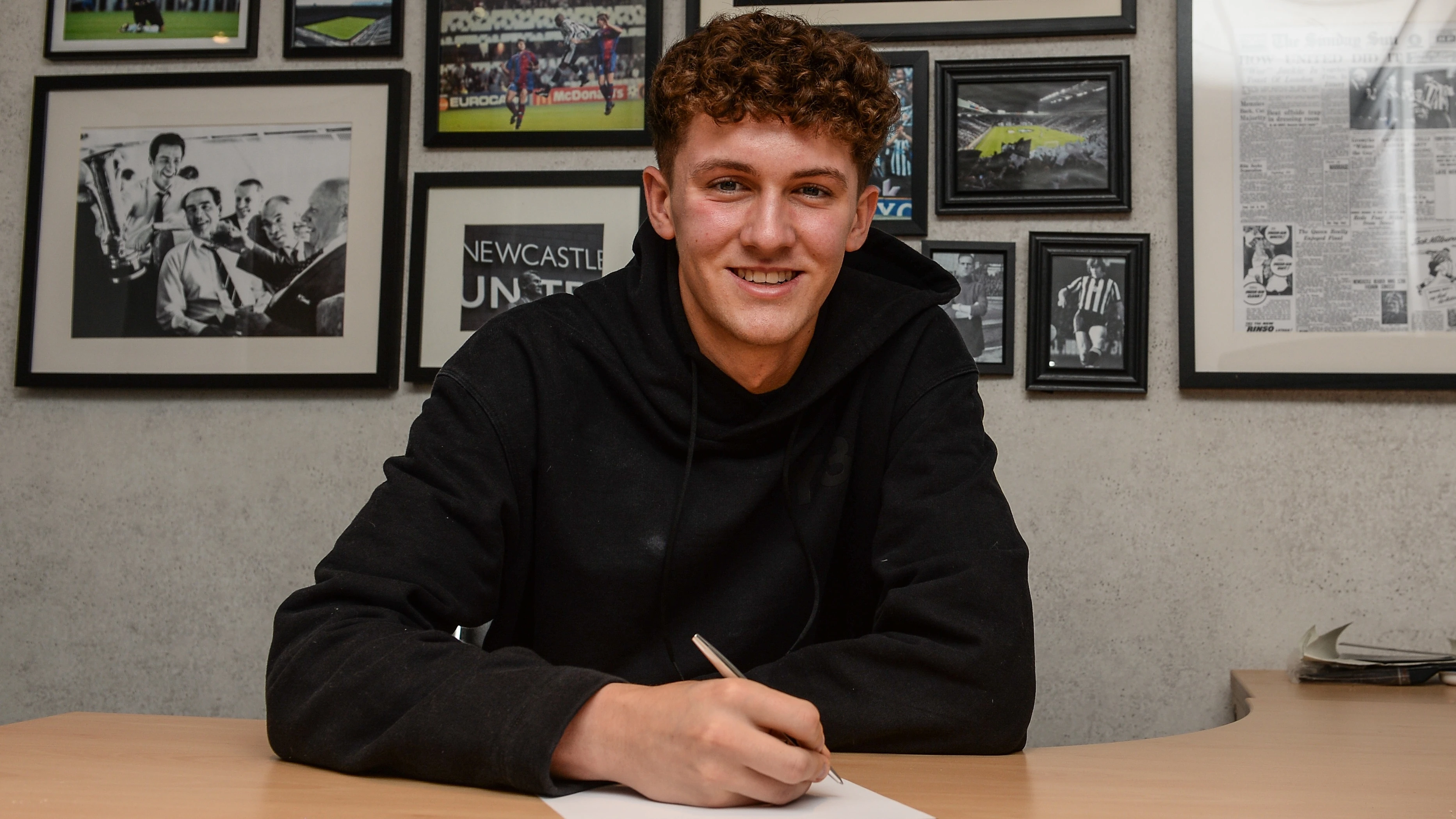 max-thompson-signs-new-contract