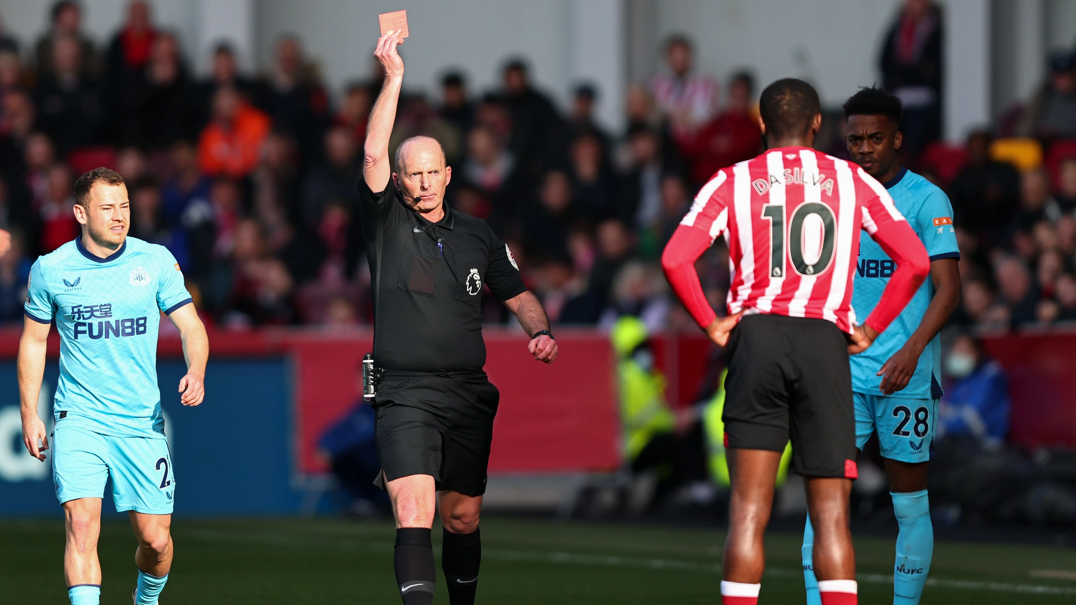 mike-dean-red-card-brentford