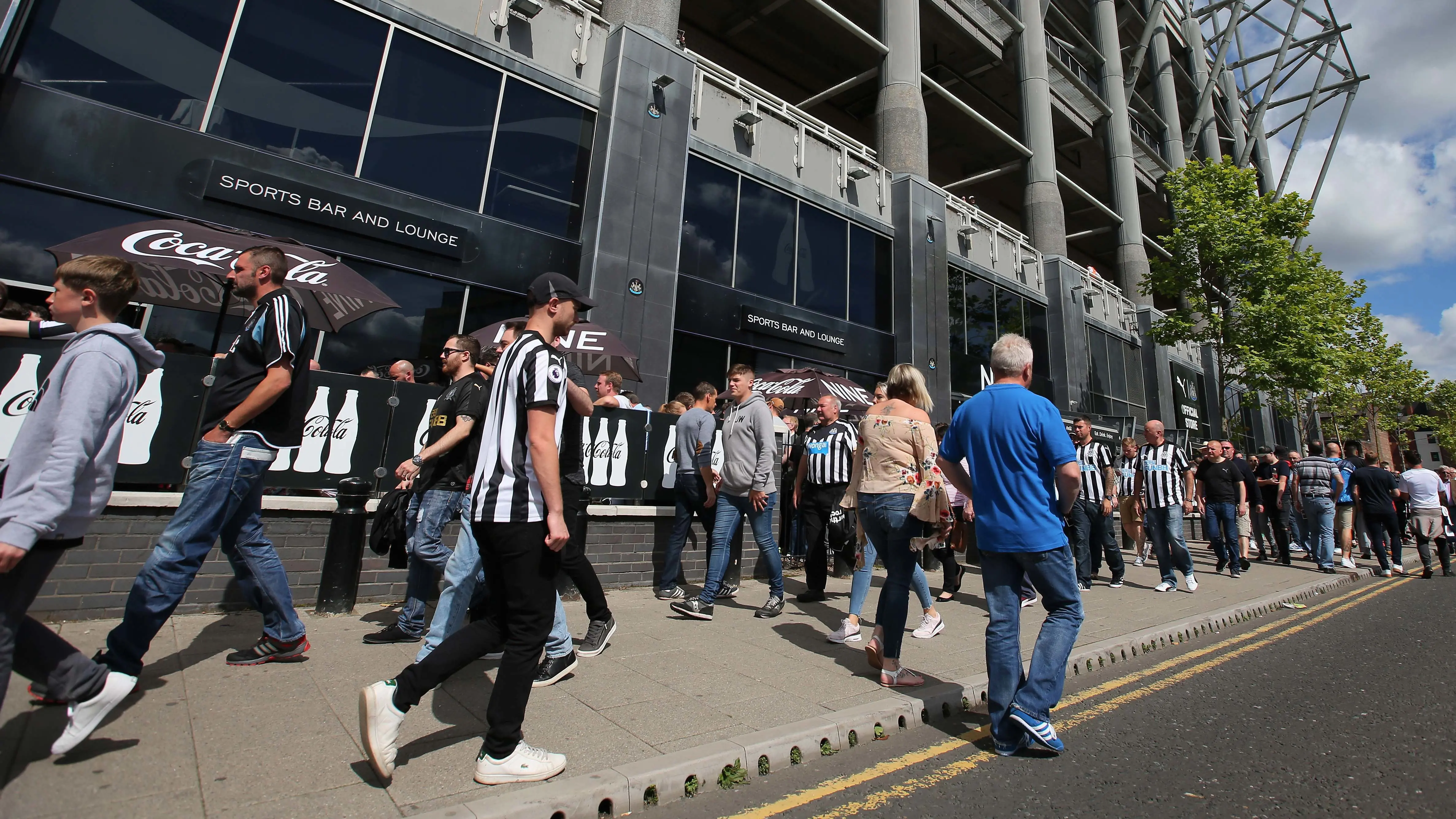 crowd-outside-nine-bar-gallowgate