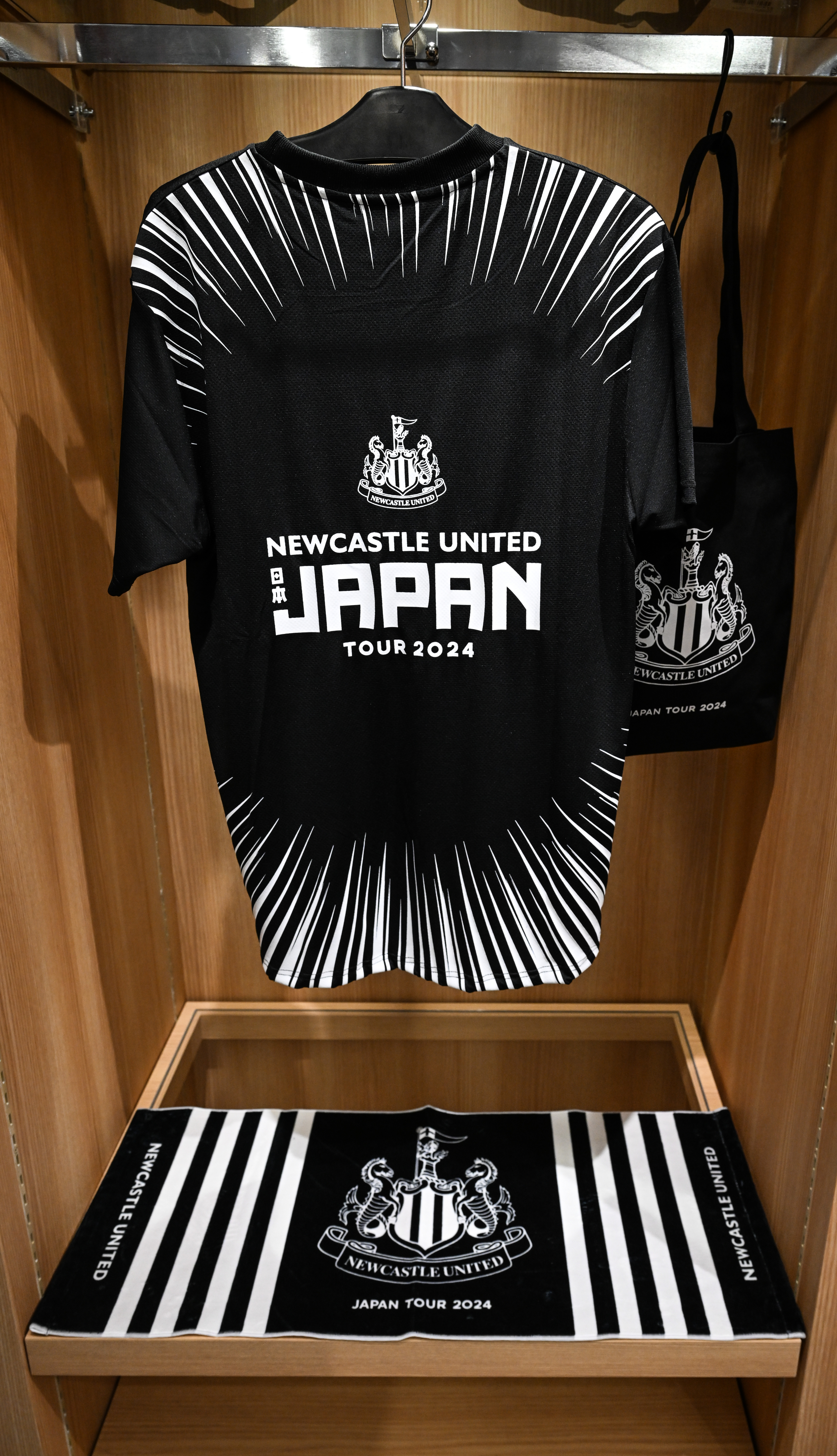 NEWCASTLE UNITED JAPAN TOUR 2024 シャツ In pictures: Fans snap up new third kit in Tokyo - Newcastle