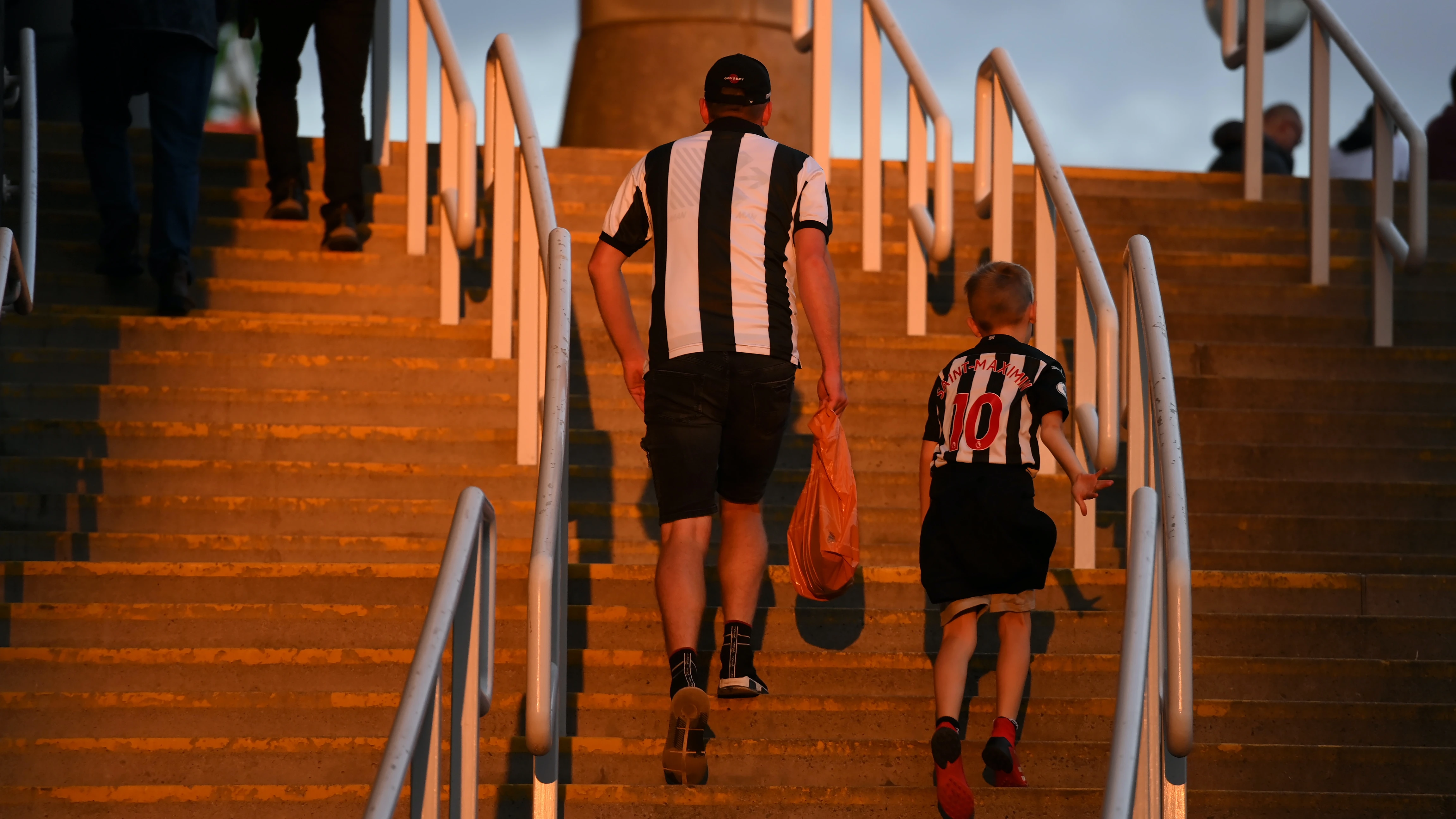 20211014-supporters-on-st-james-park-steps