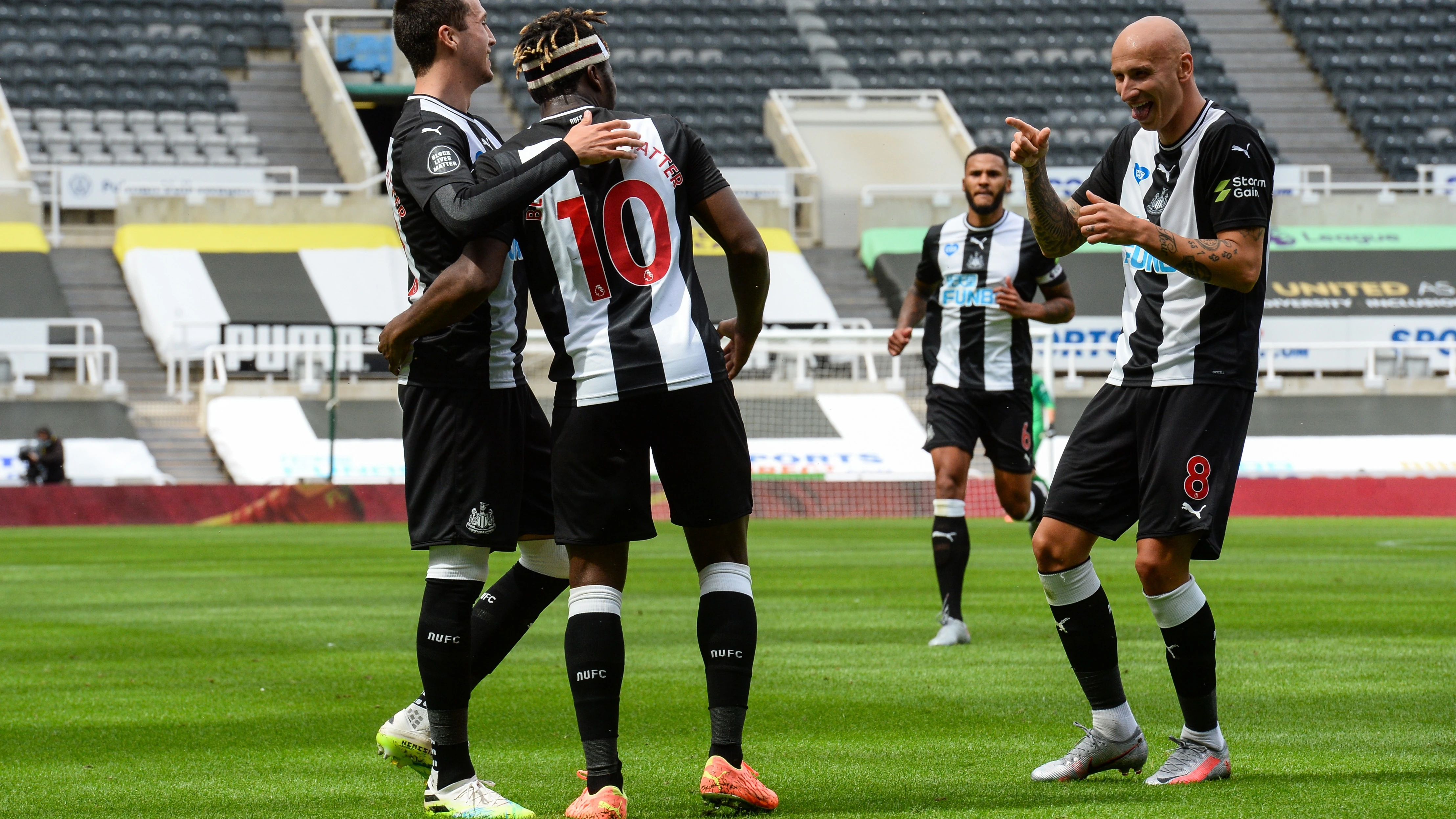 jonjo-shelvey-celebrates-sheff-united