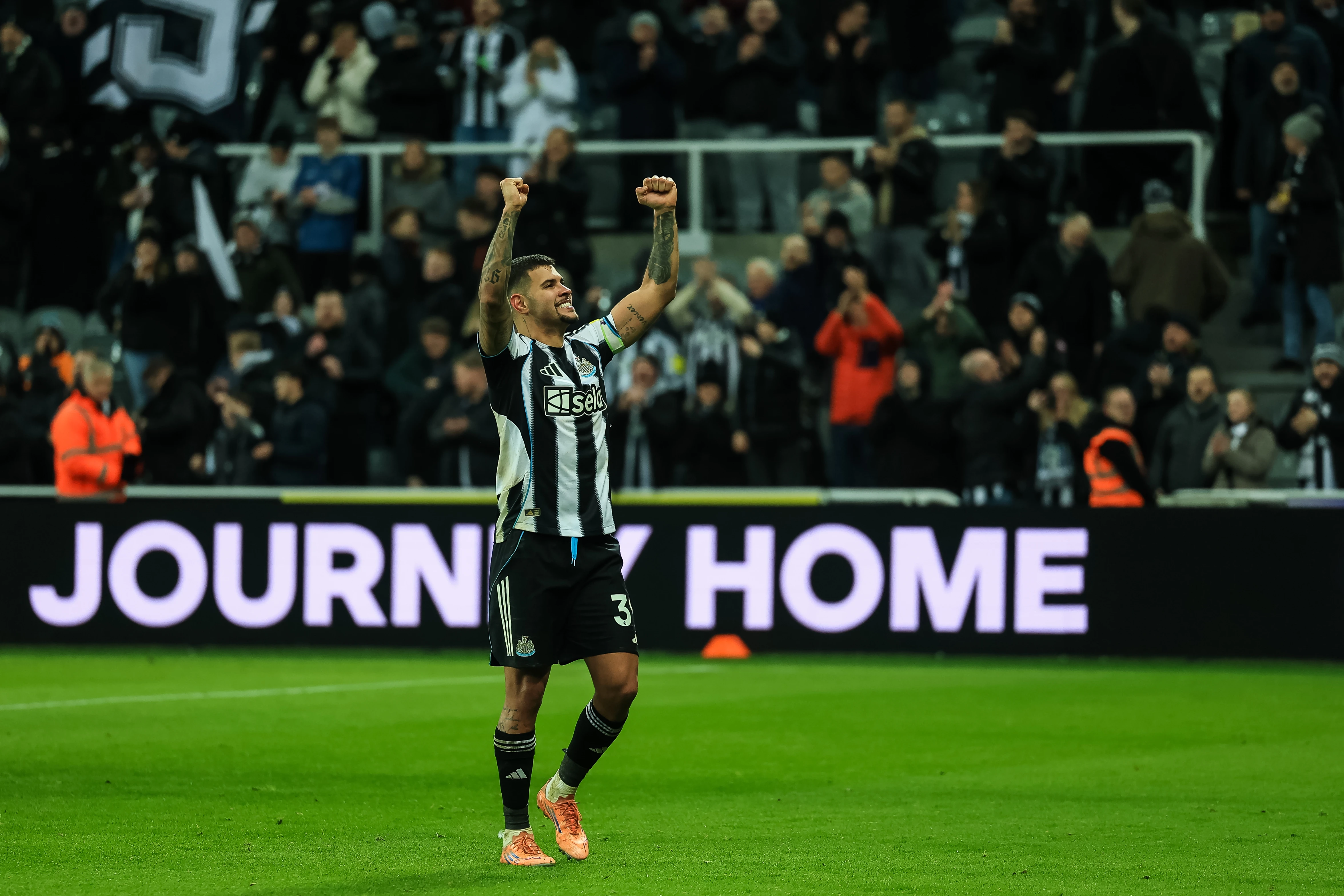 Burno celebrating v Leeds image