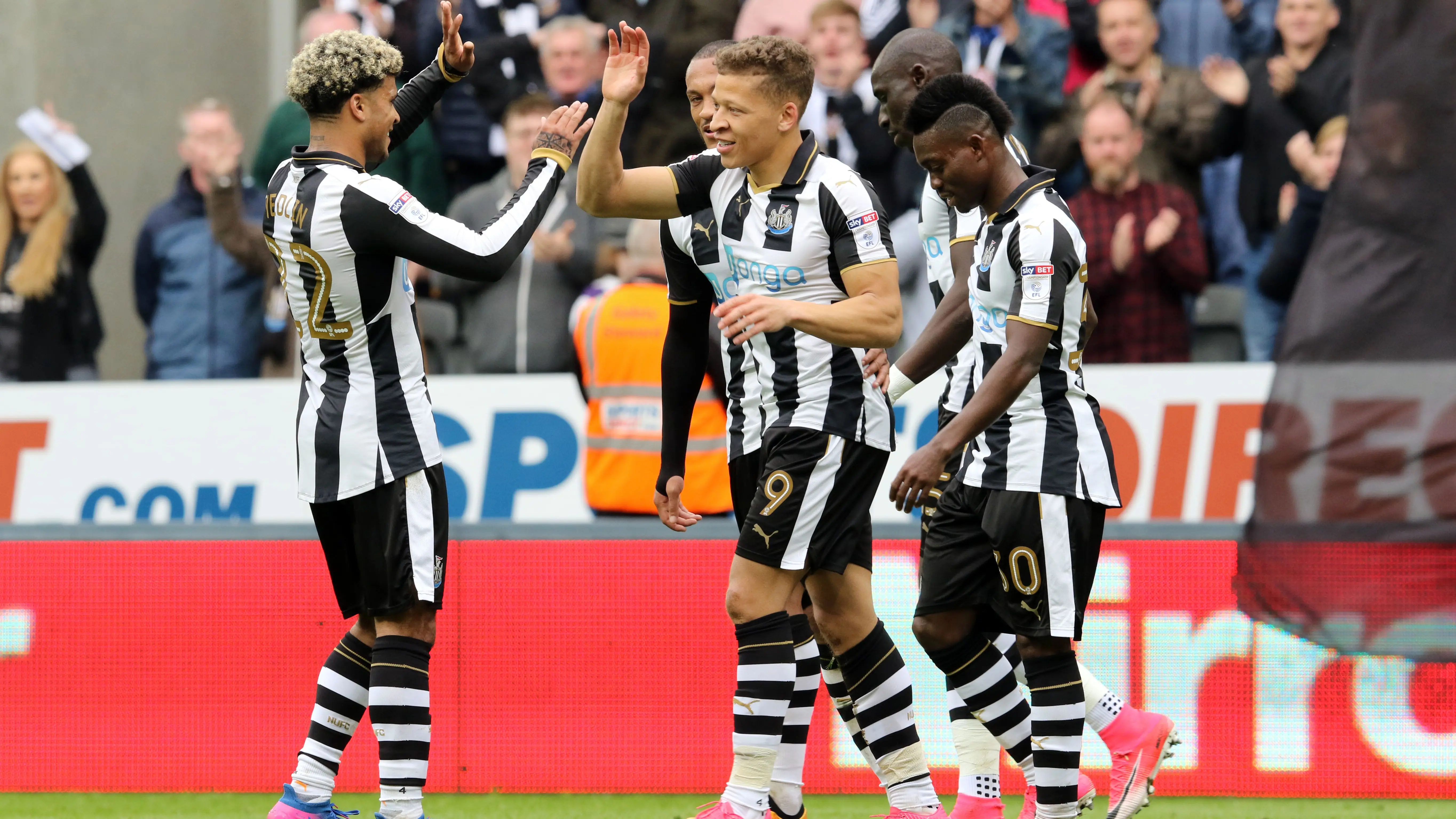 dwight-gayle-celebrate-barnsley