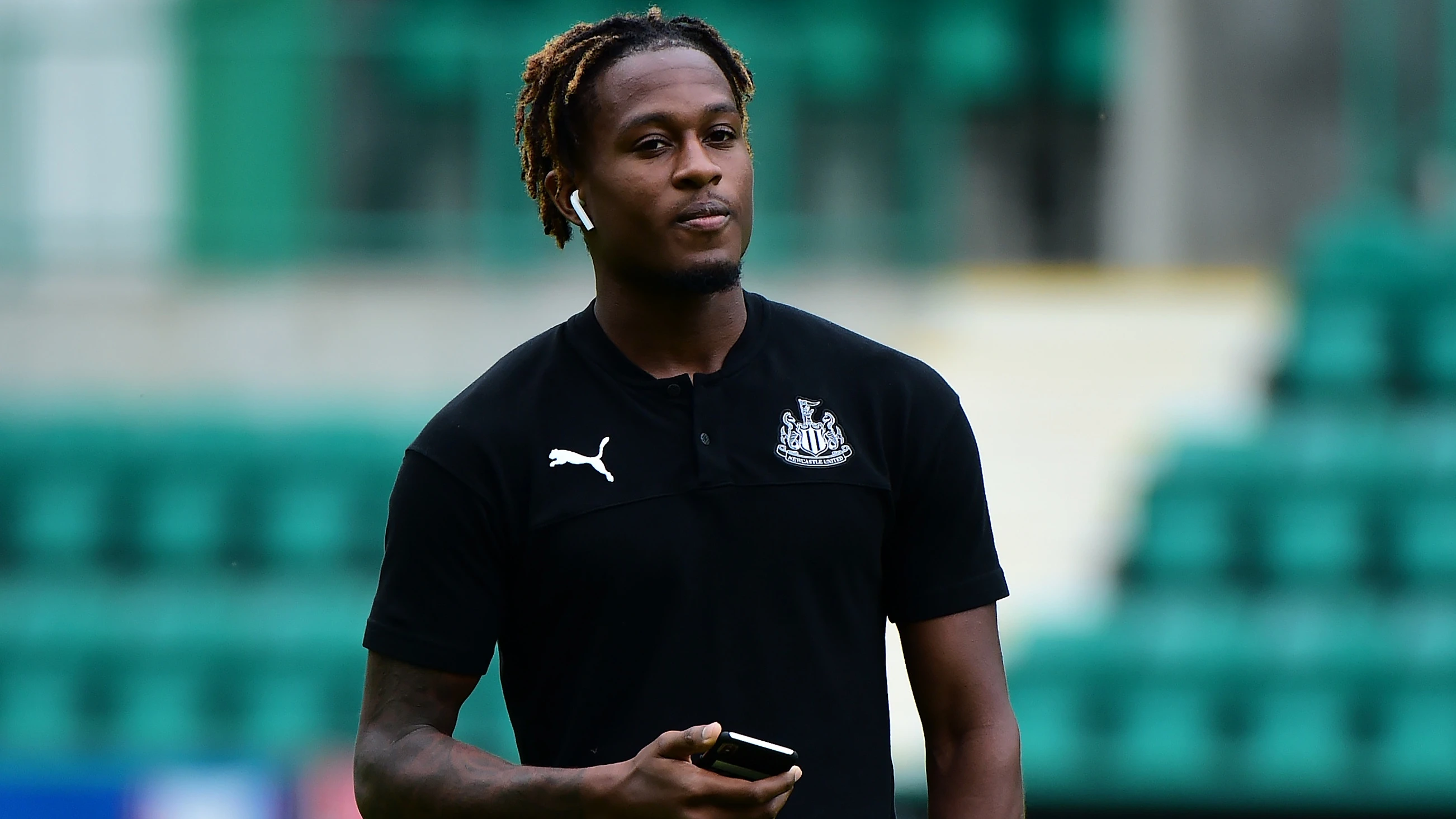 rolando-aarons-arrives-hibernian