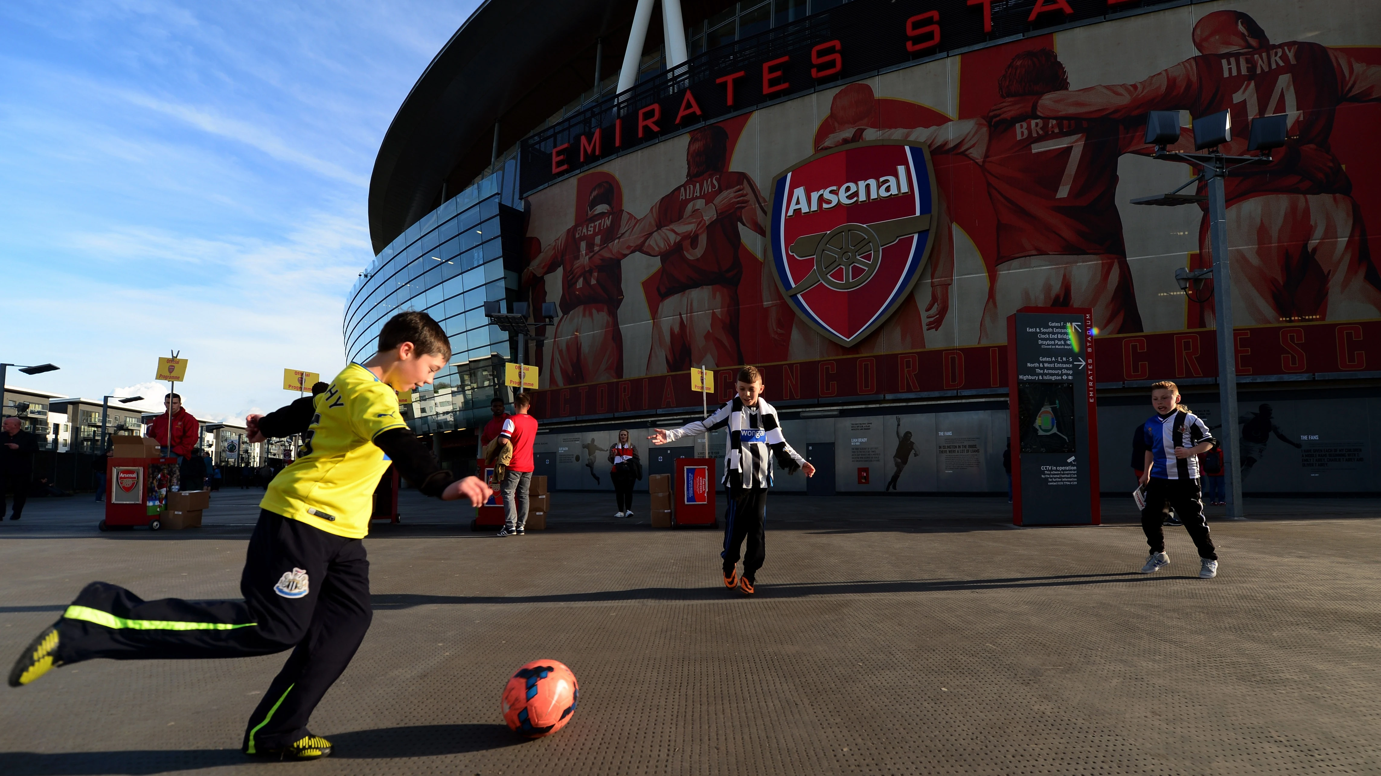 newcastle-fans-playing-emirates-stadium