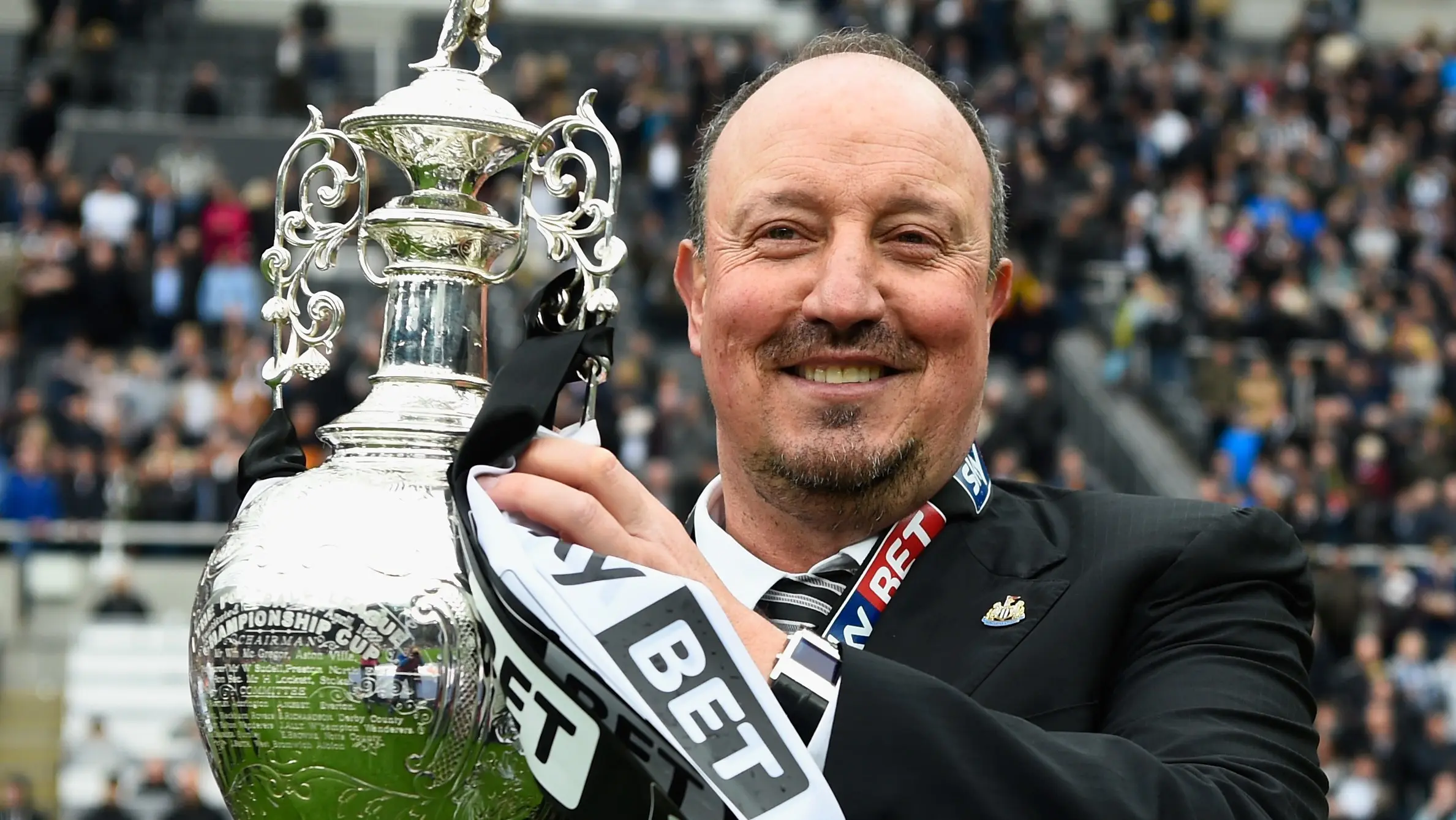 rafa-benitez-trophy