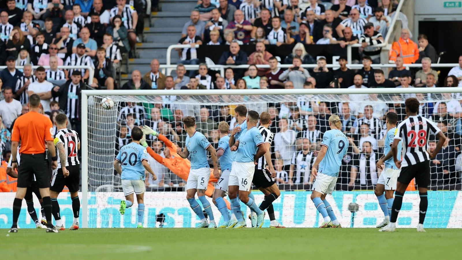 kieran-trippier-manchester-city-free-kick