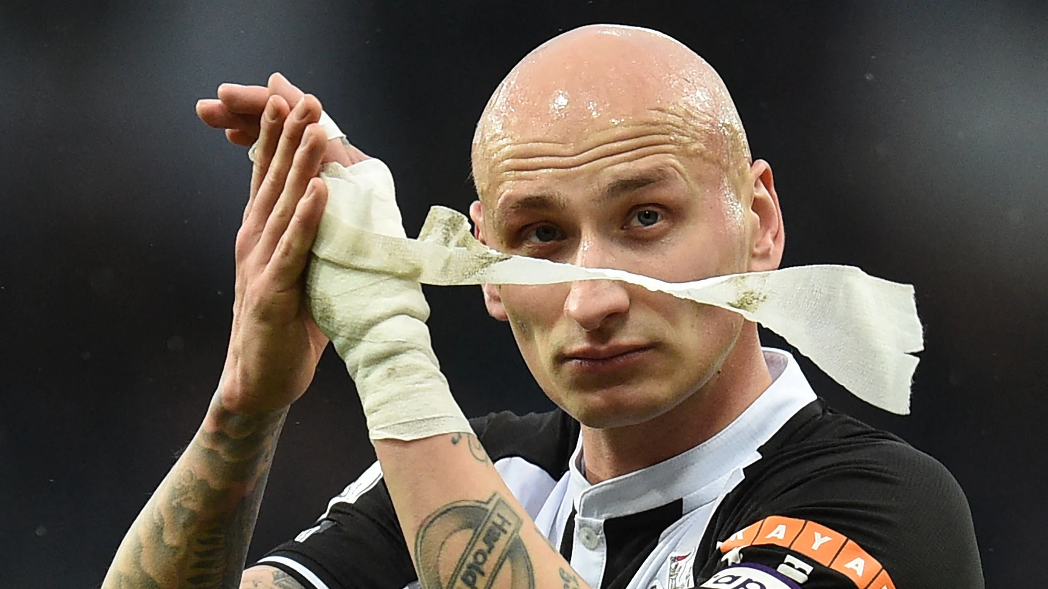 jonjo-shelvey-clapping-fans