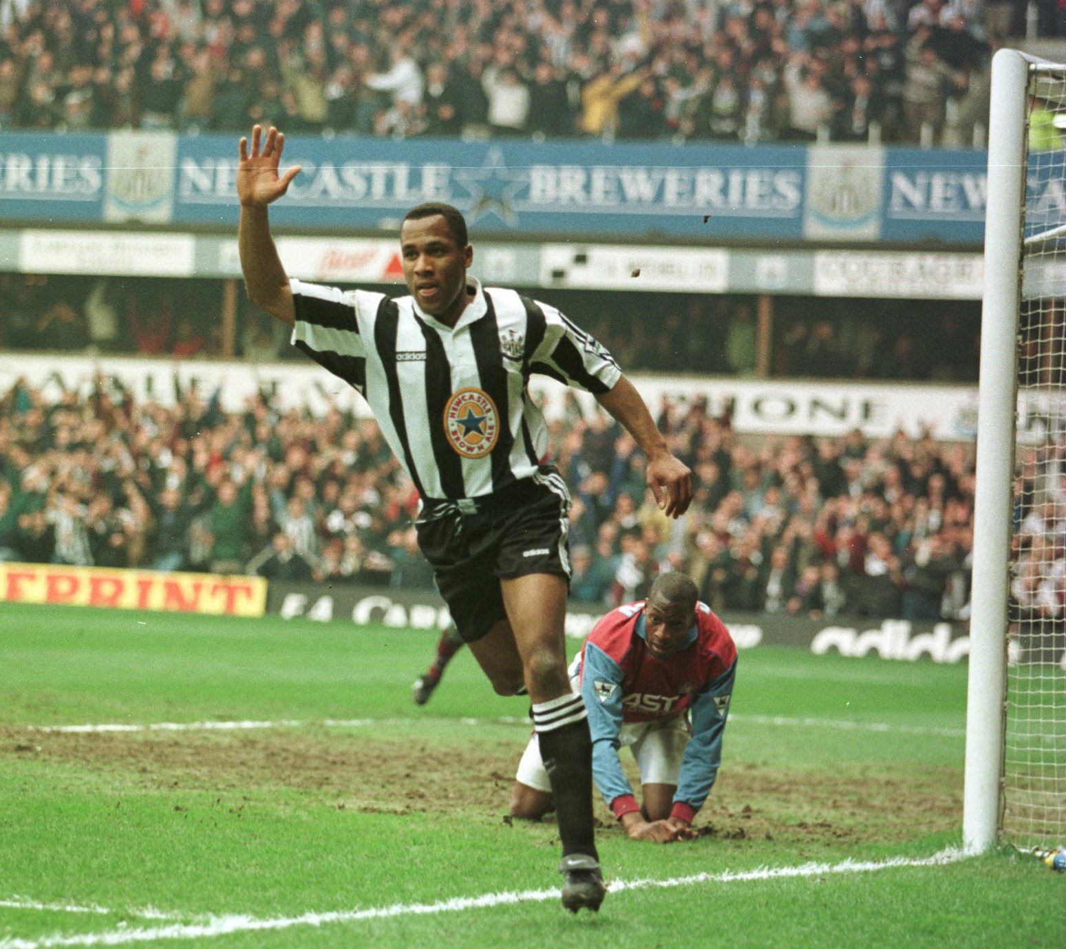 LES FERDINAND NEWCASTLE UNITED FOOTBALL