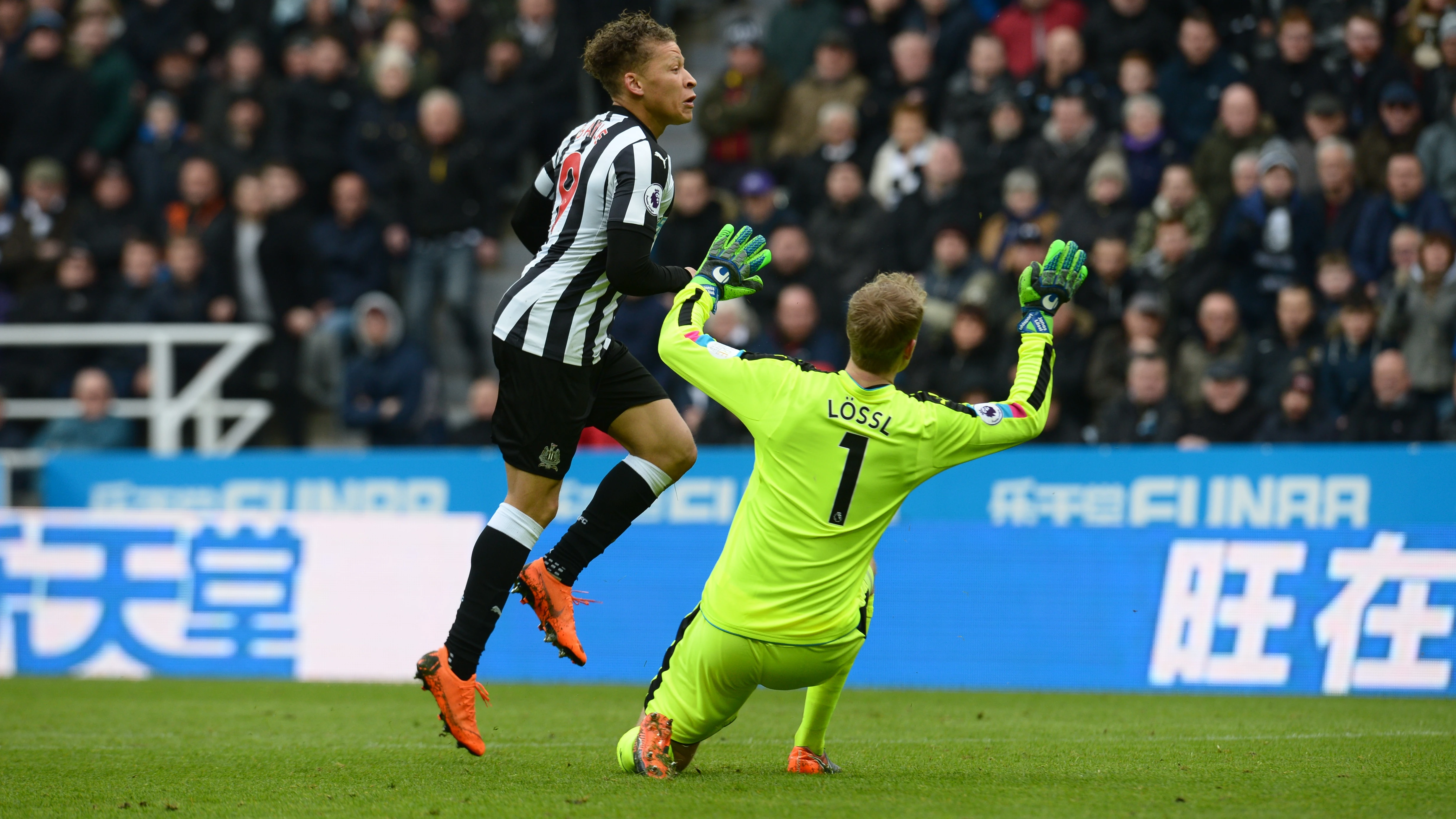 dwight-gayle-jonas-lossl-huddersfield