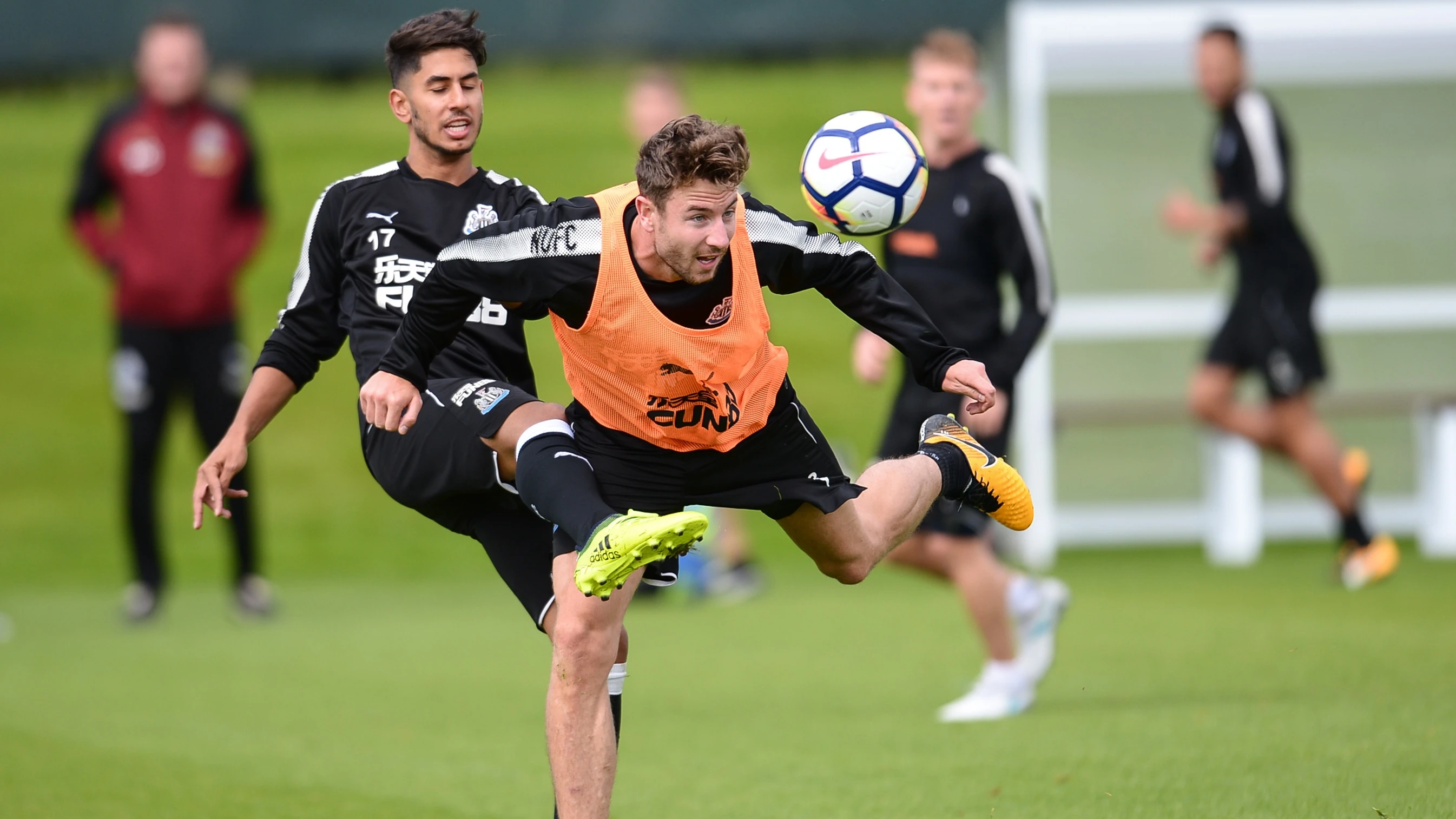 ayoze-perez-paul-dummett-training