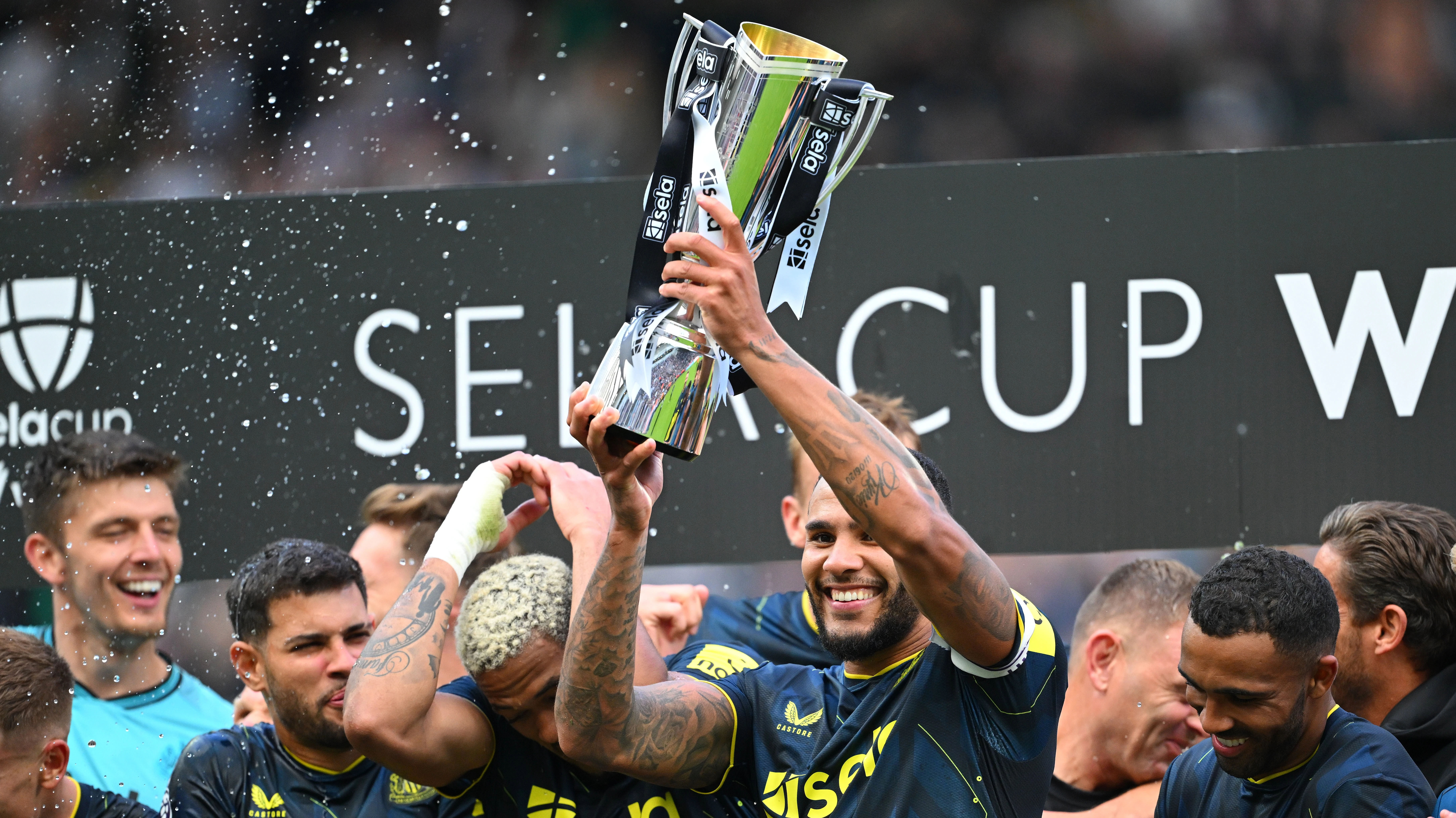 jamaal-lascelles-lifts-sela-cup