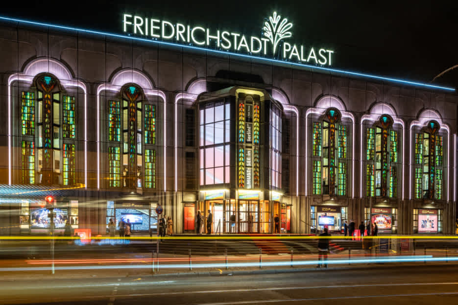 iF DESIGN AWARD NIGHT 2022 in Berlin: Outside of the Friedrichstadt-Palast