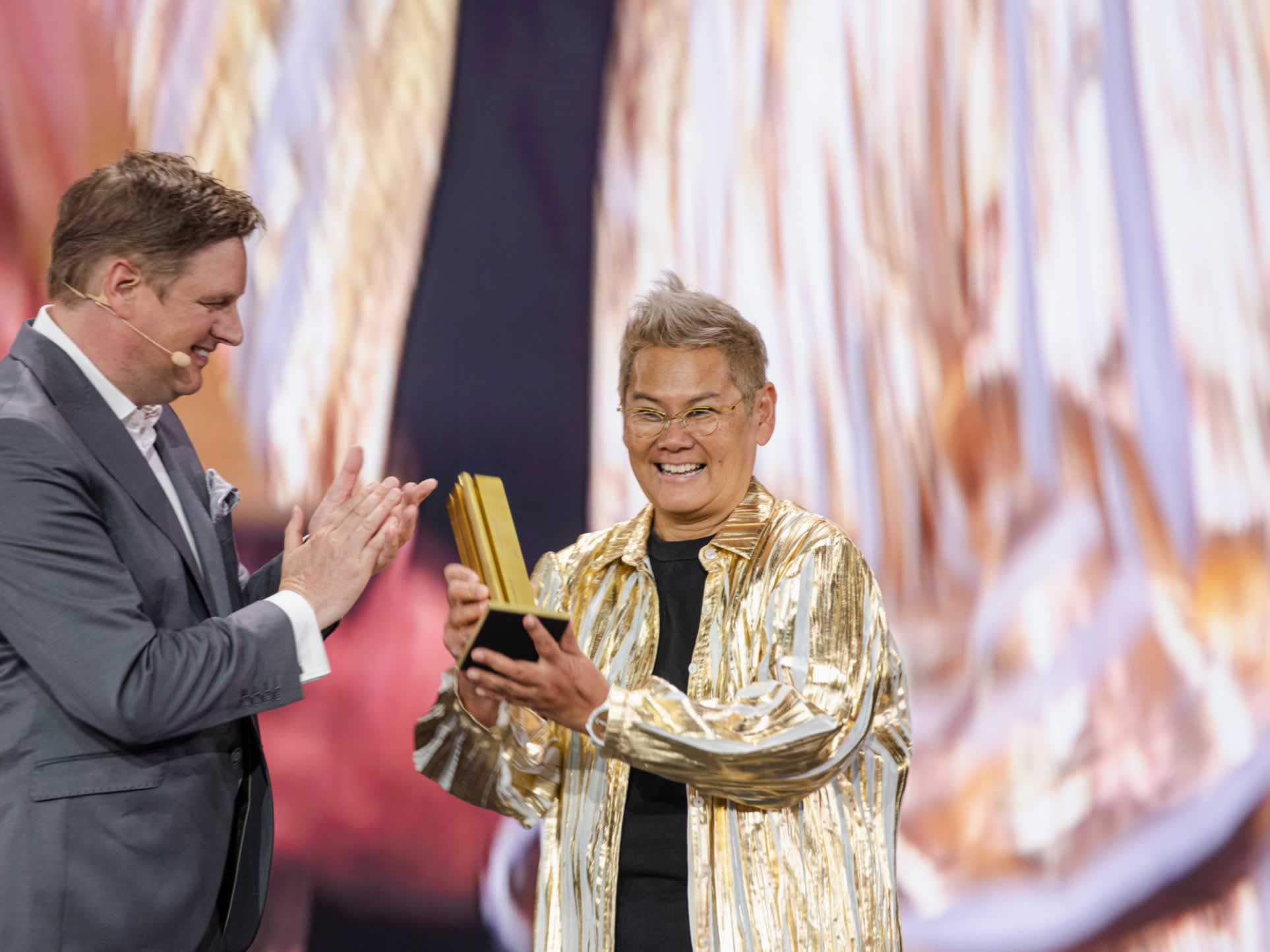 iF DESIGN AWARD NIGHT: Uwe Cremering handing over an iF DESIGN AWARD Gold to Caroline Cheng for YiBrick - a permeable brick made of more than 90% recycled ceramic.