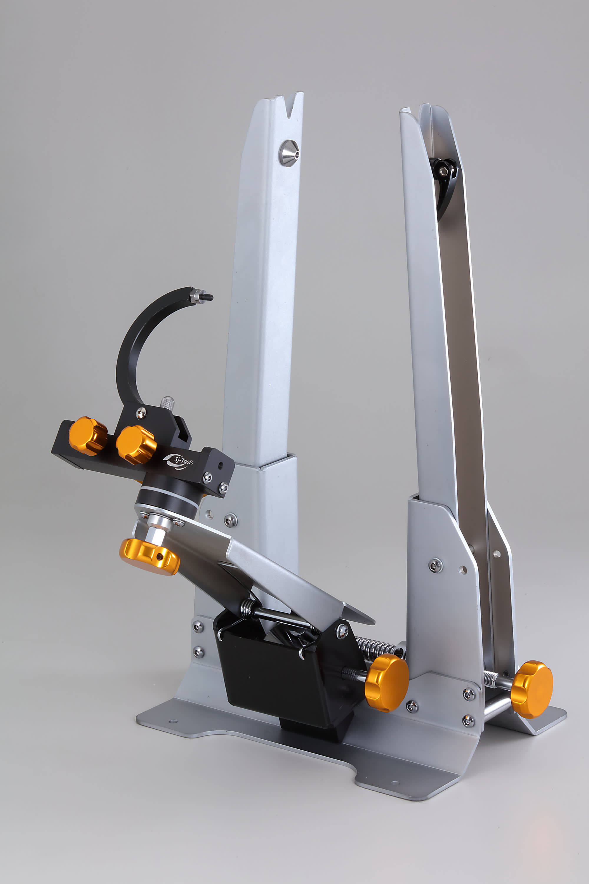 TAIPEI CYCLE d&i awards 2023 Winner: Utility model multifunctional wheel truing stand