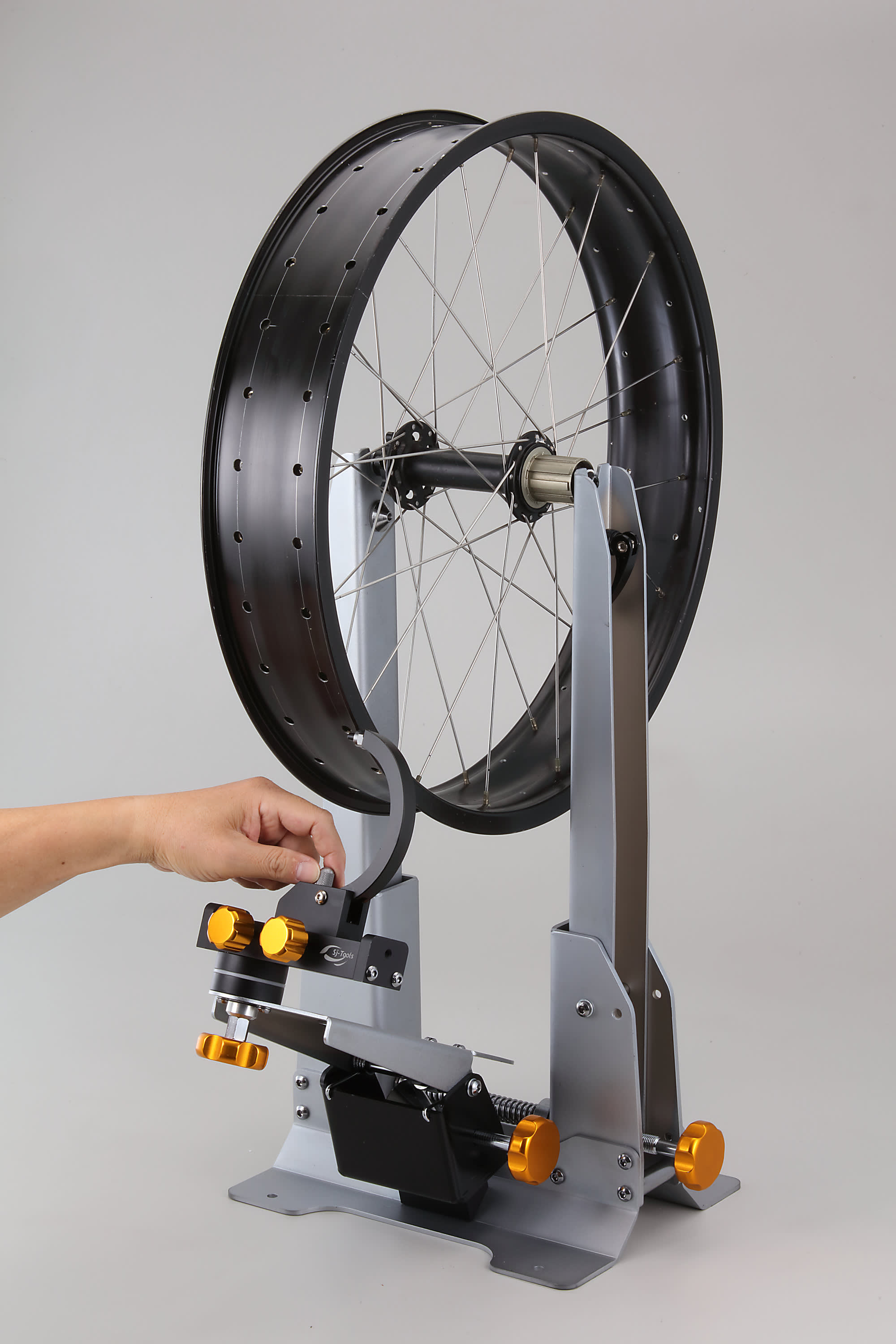 TAIPEI CYCLE d&i awards 2023 Winner: Utility model multifunctional wheel truing stand