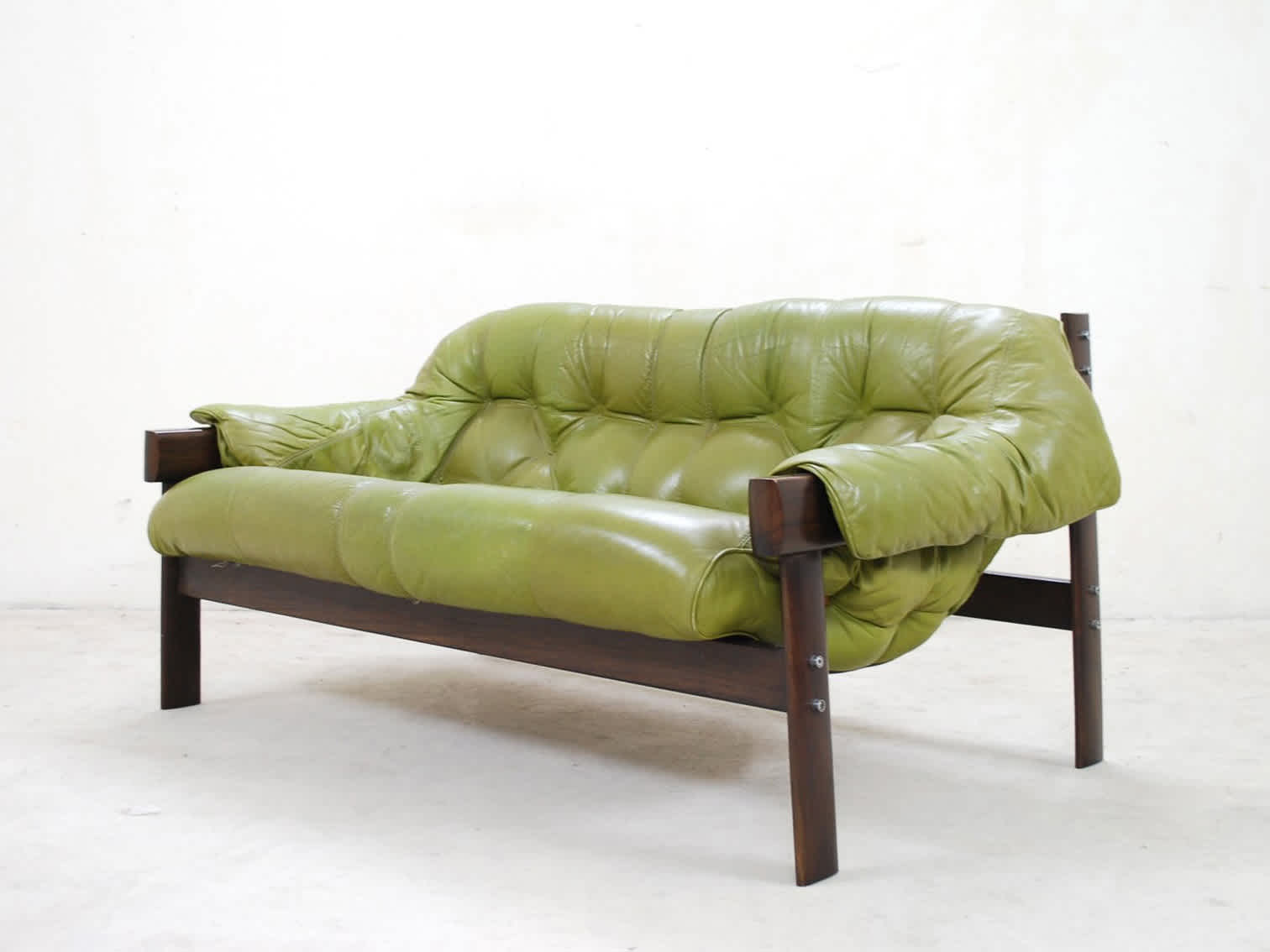 iF Design - iF Magazine: Green Leather Sofa from Percival Lafer, Model MP 041 (1961) © Pamono.