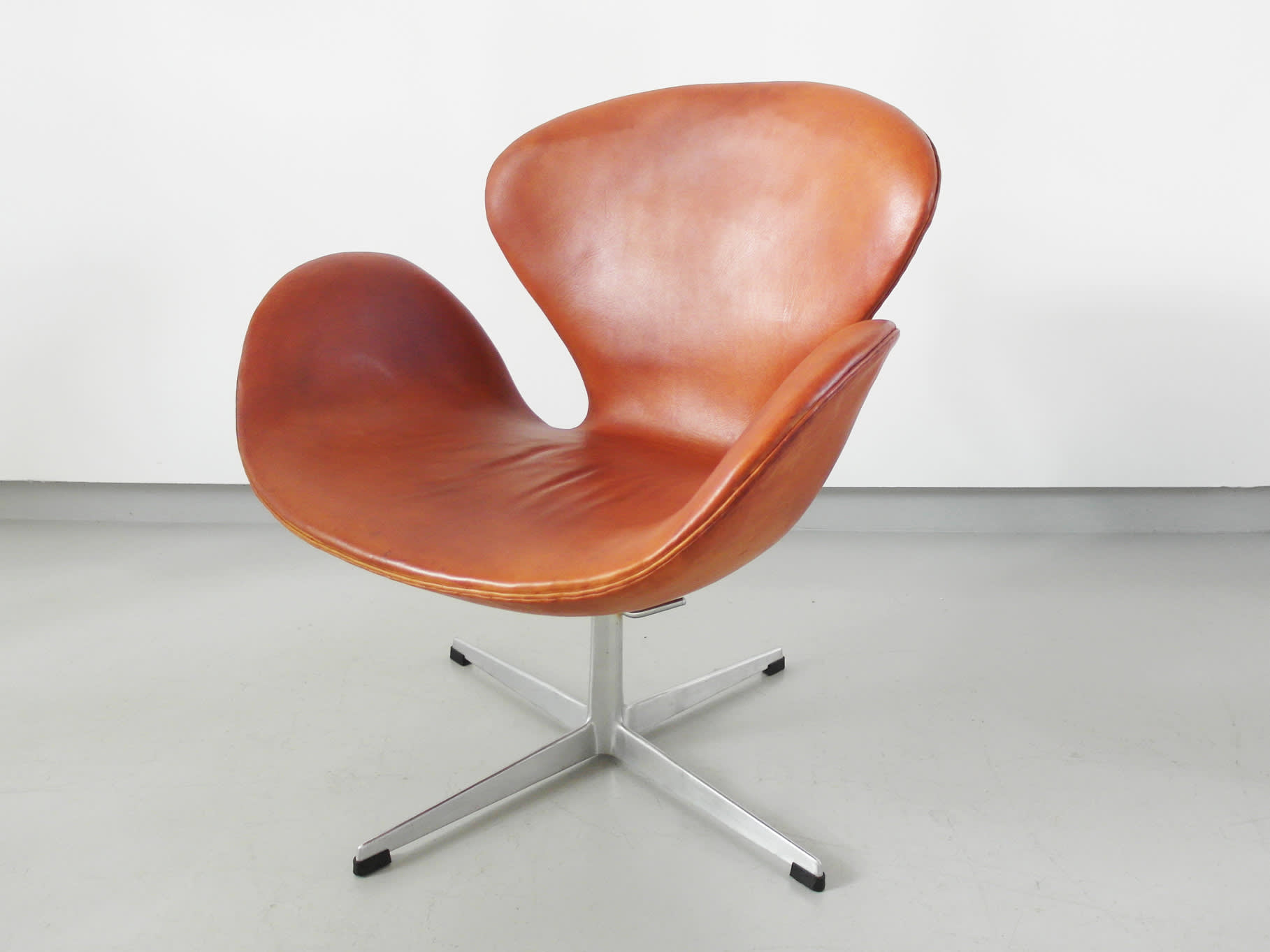 iF Design - iF Magazine: Danish mid-century furniture: Arne Jacobson, Swan Chair.