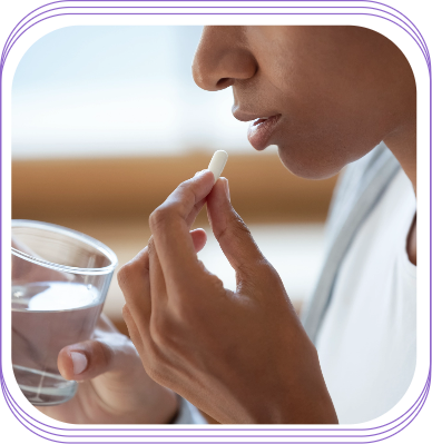 Mulheres segurando um copo de água e tomando Femibion 3 comprimidos multivitamínicos necessários durante a fase de amamentação