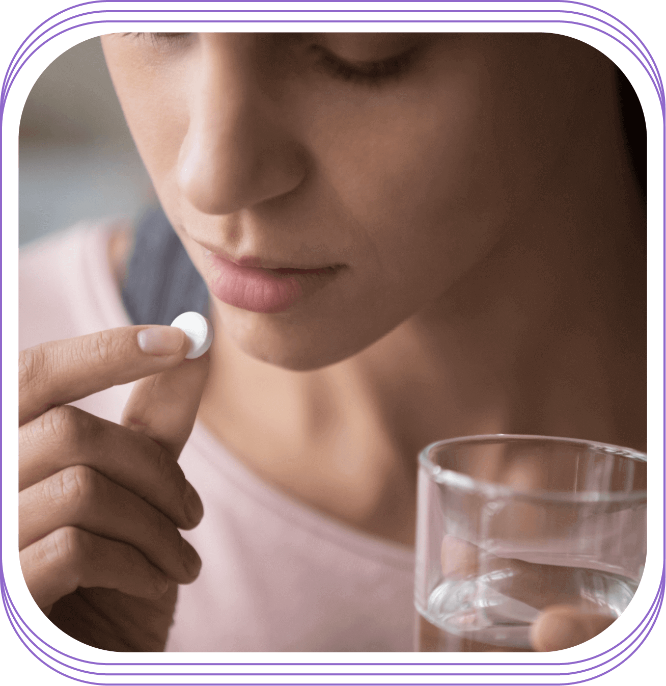 Mulheres segurando um copo de água e Femibion 2 comprimidos multivitamínicos necessários durante a gravidez