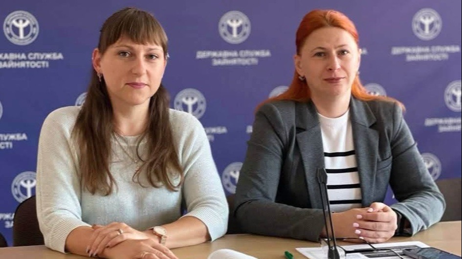 Спікер онлайн-події програми "Фінансова грамотність підприємців" Наталія Ковчар (праворуч). Фото: Закарпатський обласний центр зайнятості