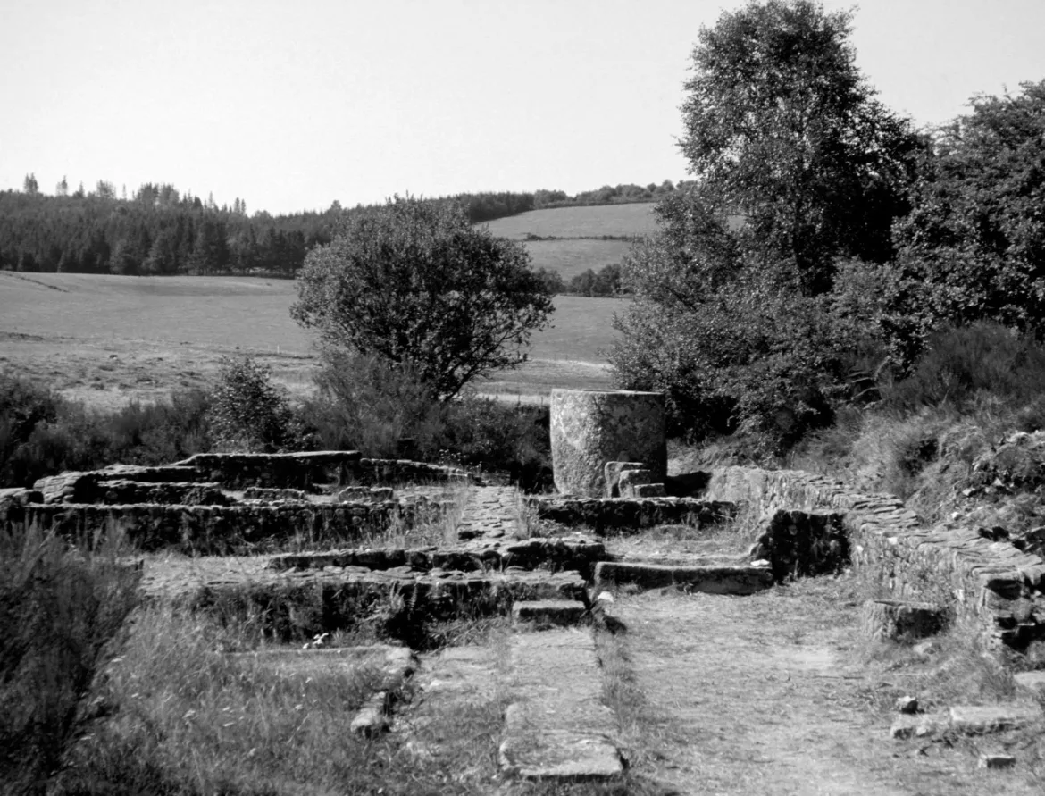roman encampment with granite cistern, perols sur vezere