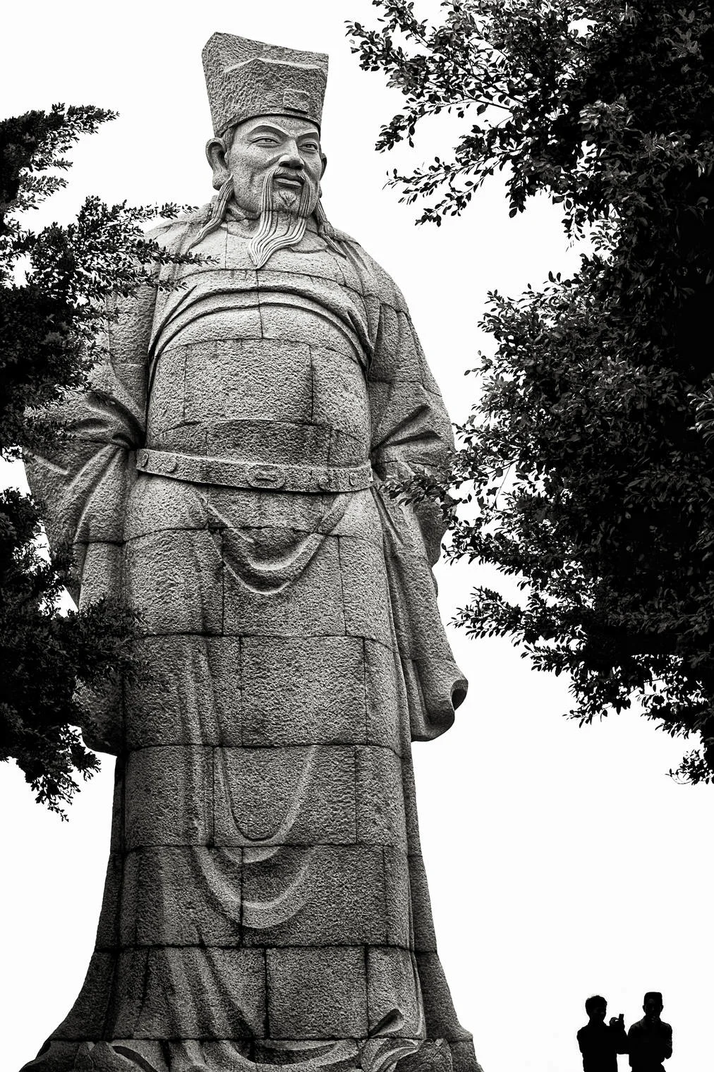 granite sculpture adjacent to luo yang bridge