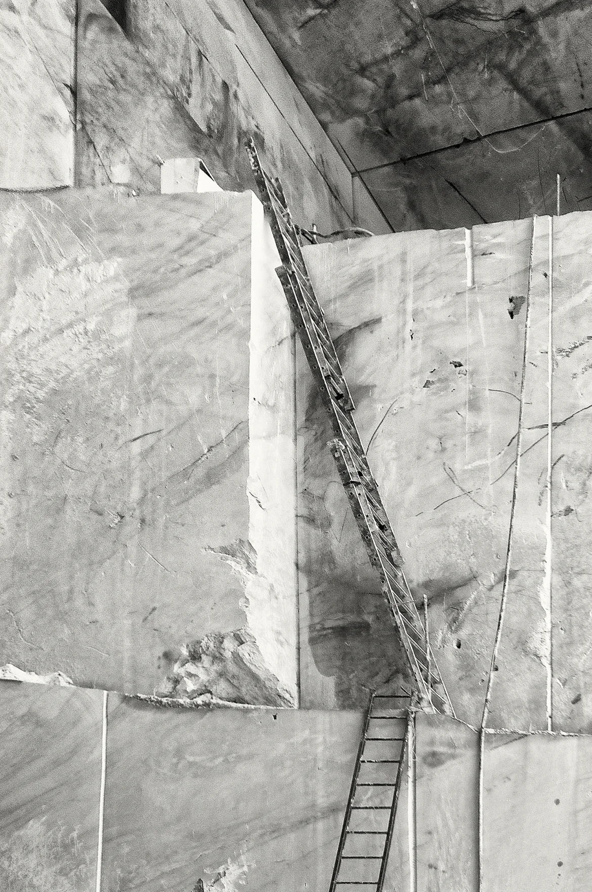 interior of sponda quarry, carrara