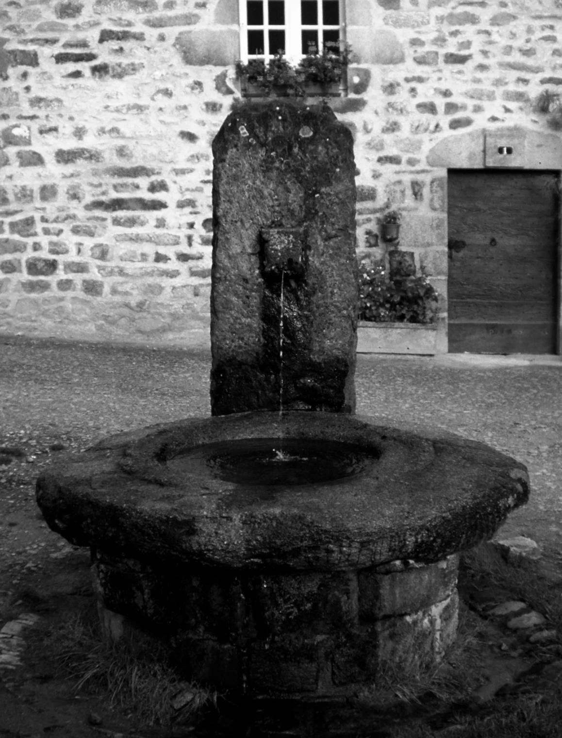 granite fountain, perols sur vezere