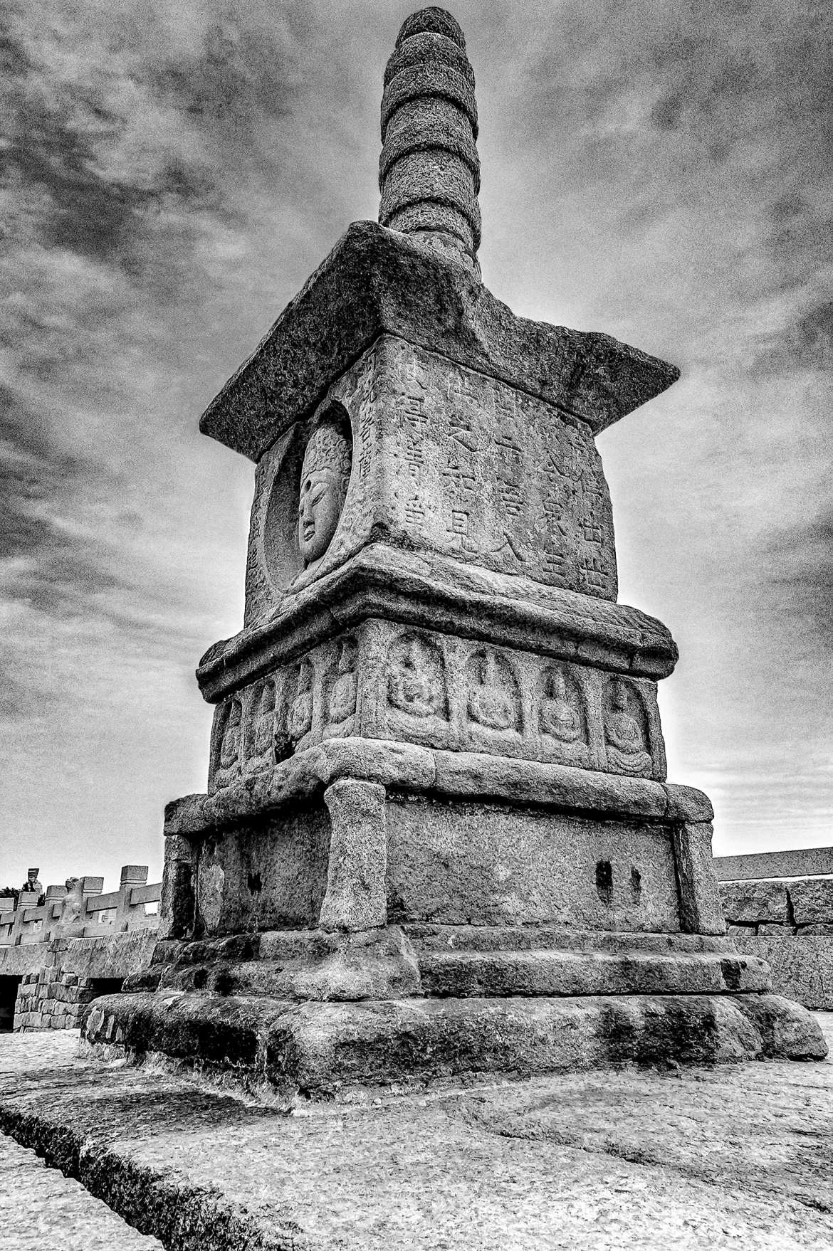 monument on luo yang bridge