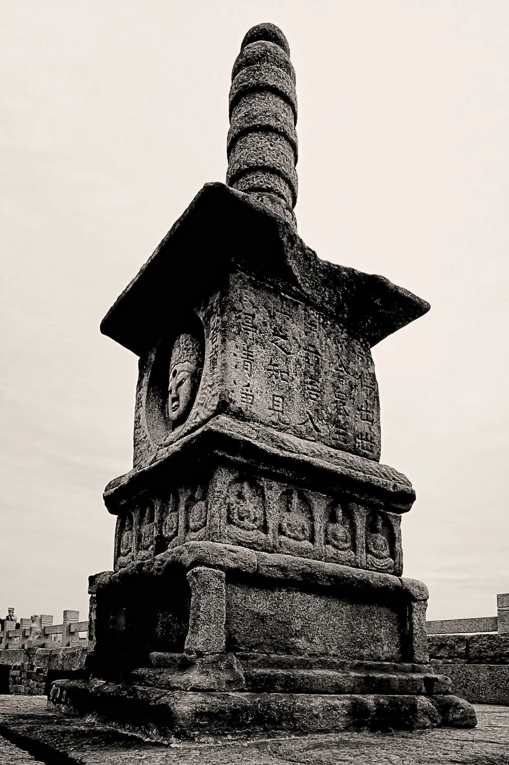 monument on luo yang bridge