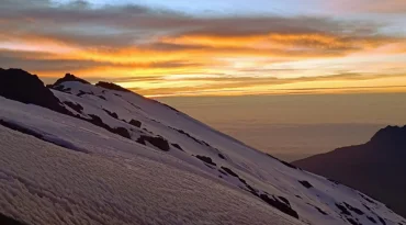 Een once in a lifetime zonsopgang, hoog boven de wolken op bijna 6000m.
