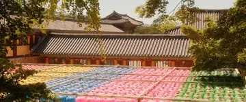 tempel-met-geel-glazuur-en-droogende-stoffen