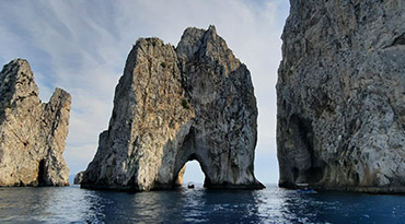 Met een boottour langs blauwe grotten helemaal rond het eiland Capri.