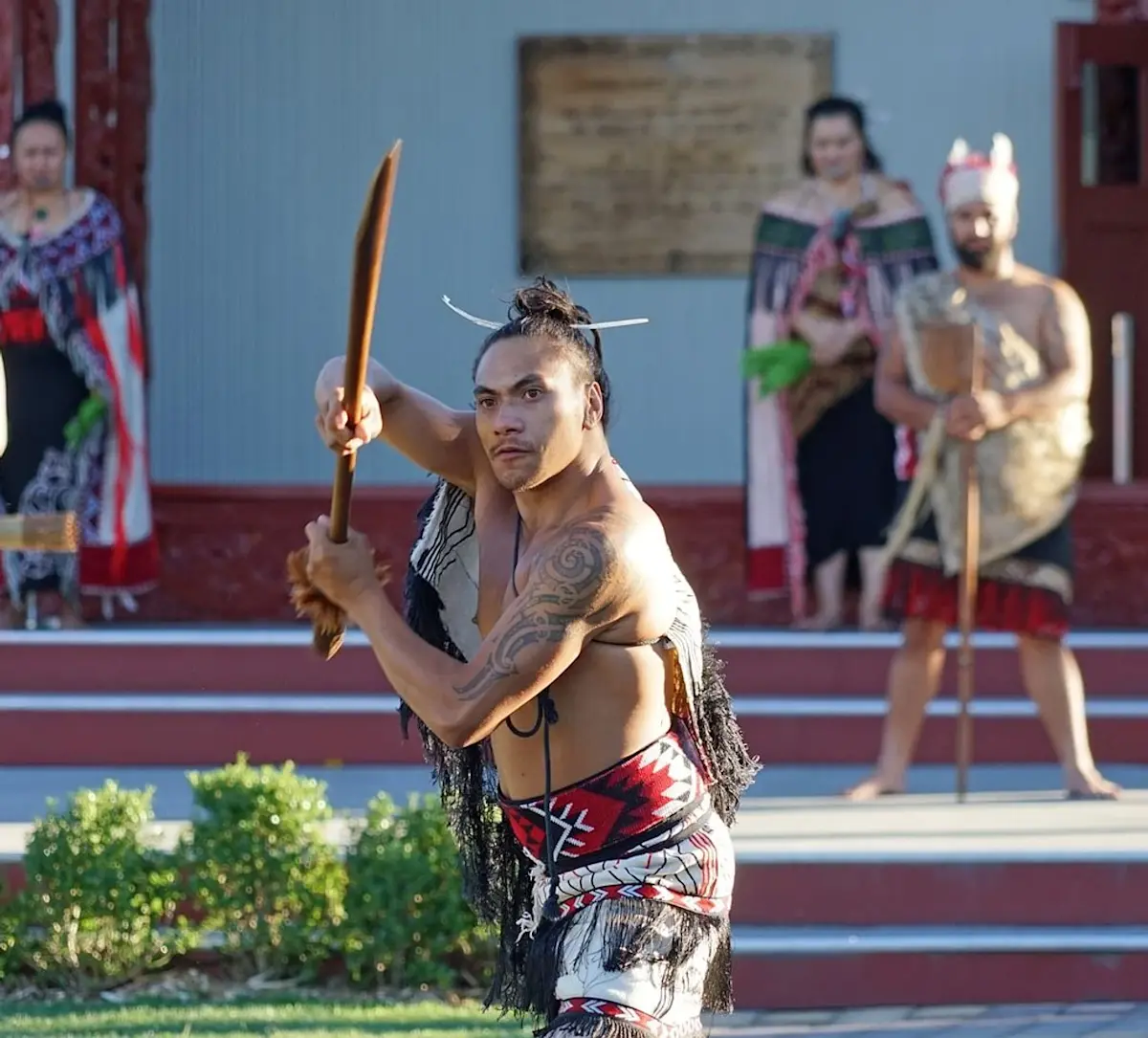 traditionele-haka-met-houten-wapen &middot; new-zealand-north-to-south