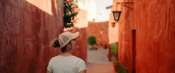 vrouw-wandelt-door-rood-stenen-steegje