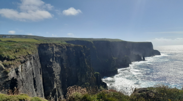 Wandelen langs de Cliffs of Moher