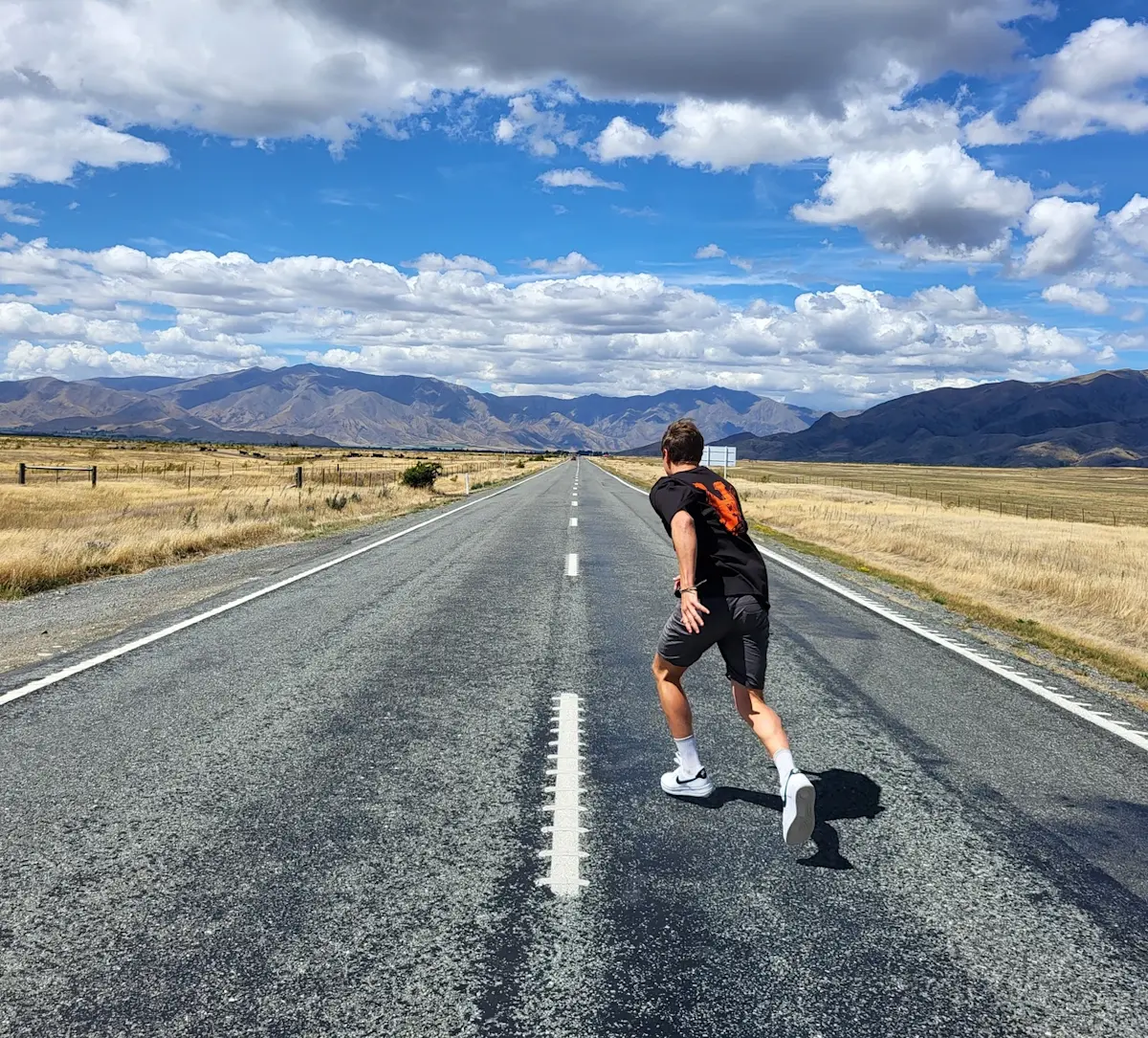 jogger-op-landweg-naar-bergen &middot; new-zealand-north-to-south