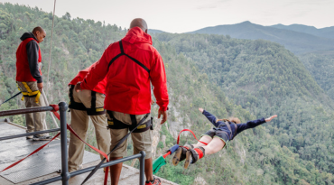 Spring van de hoogste bungeejump ter wereld, als je durft