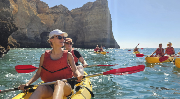 Kajakken tussen de kliffen van de Algarve