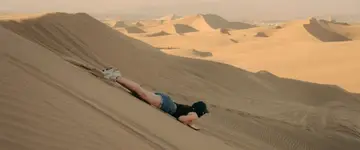 sandboarden-op-een-steile-zandduim