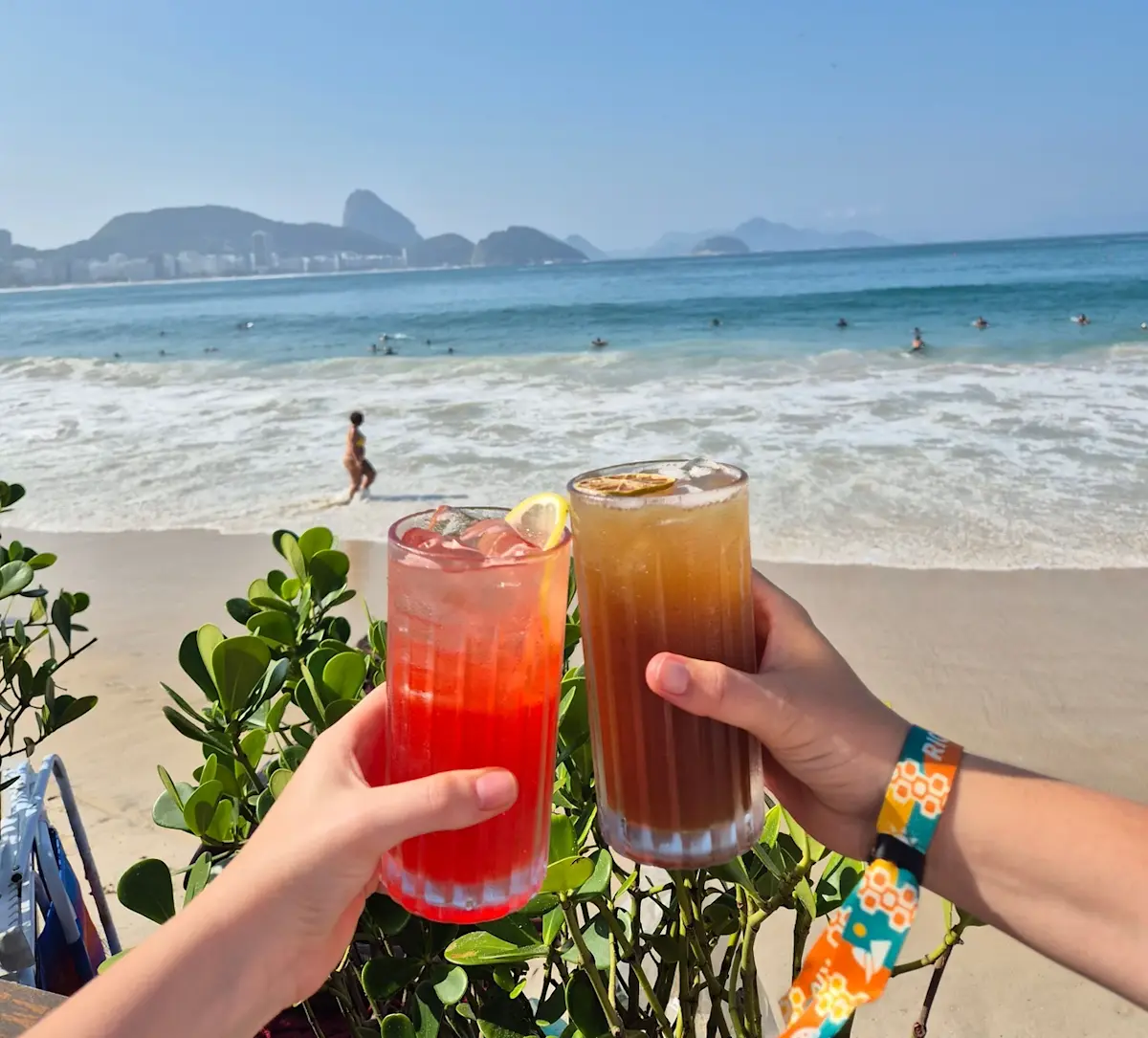 cocktails-op-het-strand-met-bergen &middot; tropical-brazil