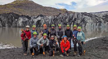 Trotseer de Vatnajökull gletsjer in het zuiden van IJsland op een avontuurlijke gletsjerhike