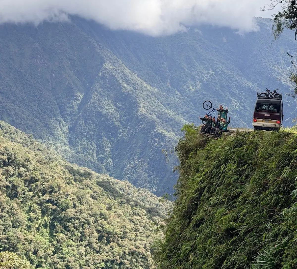 mountainbiker-op-mistige-bergweg-met-bus &middot; peru-bolivia-chili-trip