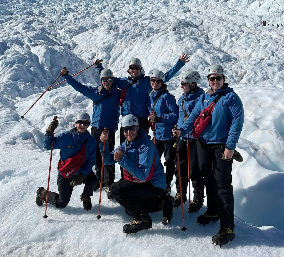 groep-op-gletsjer-met-ijsformaties &middot; new-zealand-north-to-south