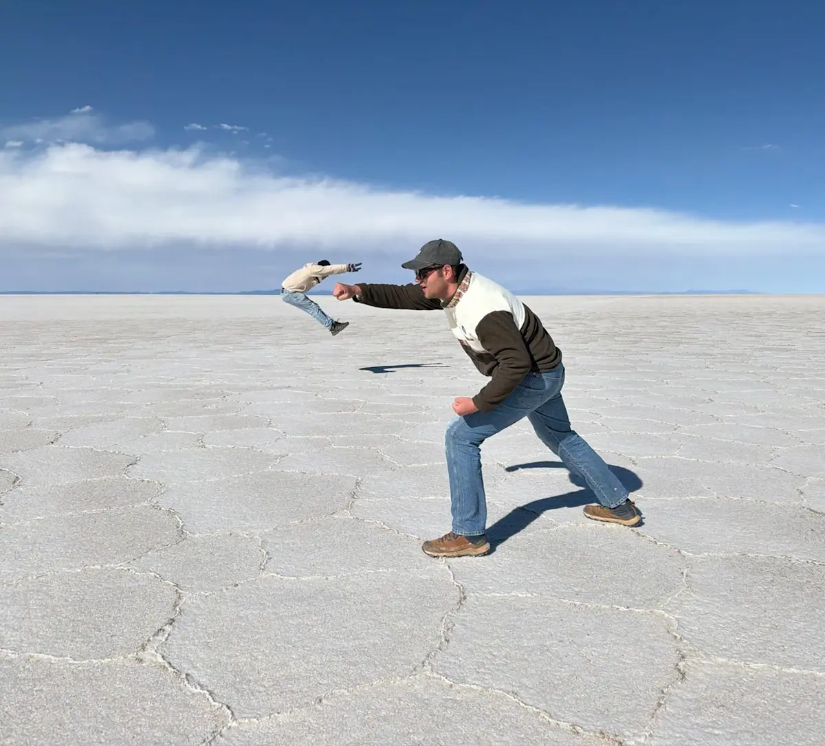 man-houdt-figuur-boven-zoutvlakte &middot; peru-bolivia-chili-trip