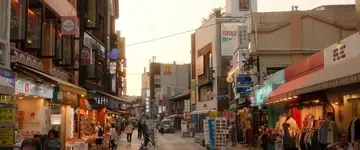 levendige-marktstraat-met-traditionele-winkels-avonds &middot; vibrant-south-korea